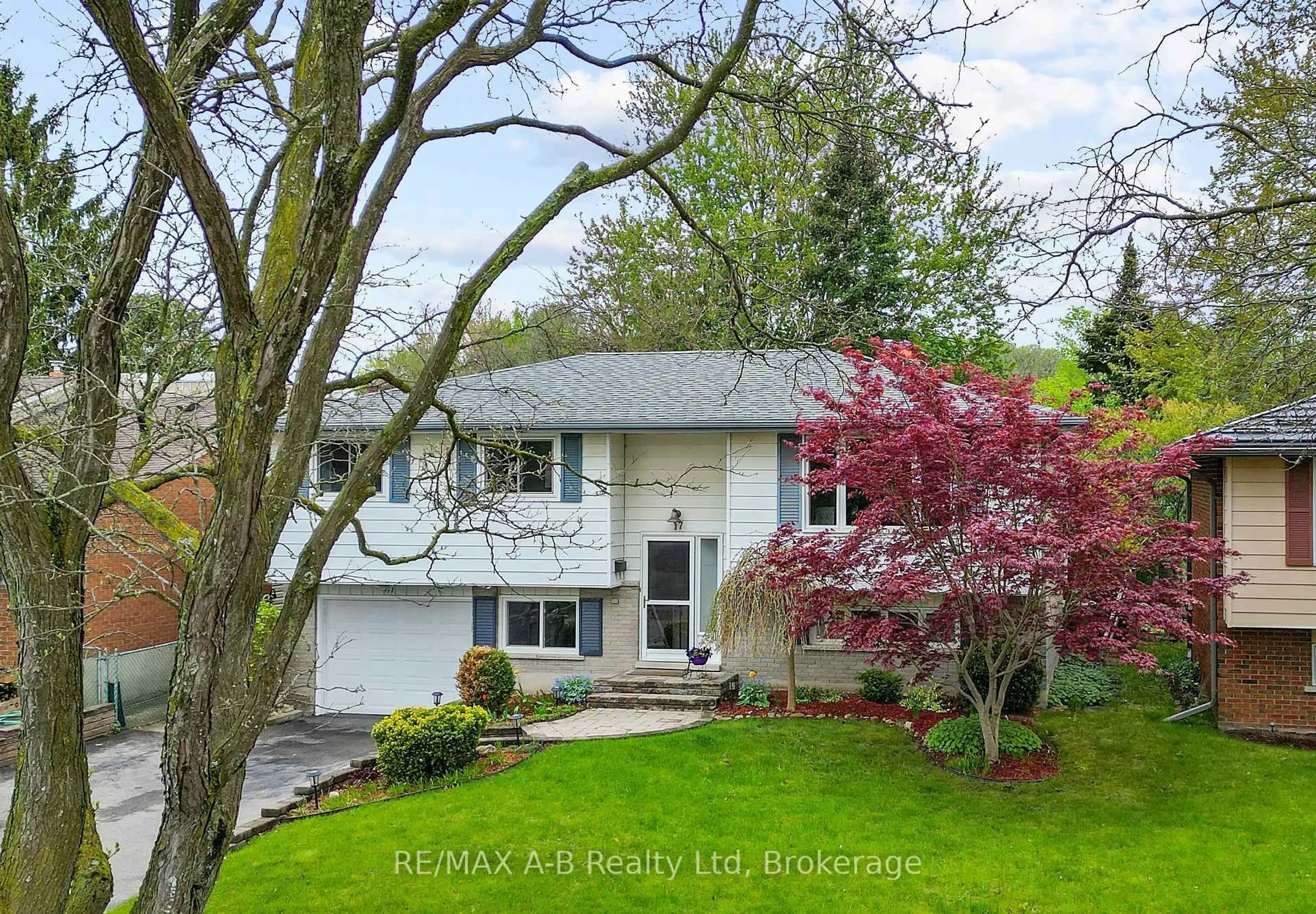 A pic from outside/outdoor area/front of a property/back of a property/a pic from drone, street for 17 Mulberry Lane, Waterloo Ontario N2L 5L4