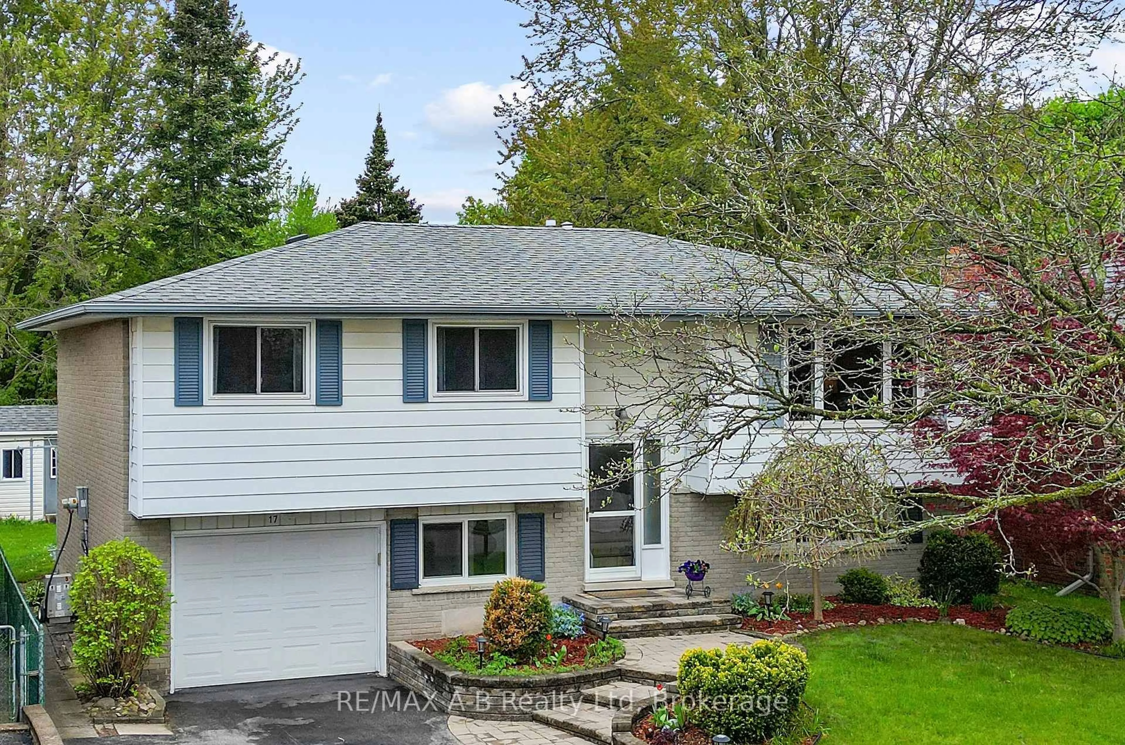 Home with vinyl exterior material, street for 17 Mulberry Lane, Waterloo Ontario N2L 5L4