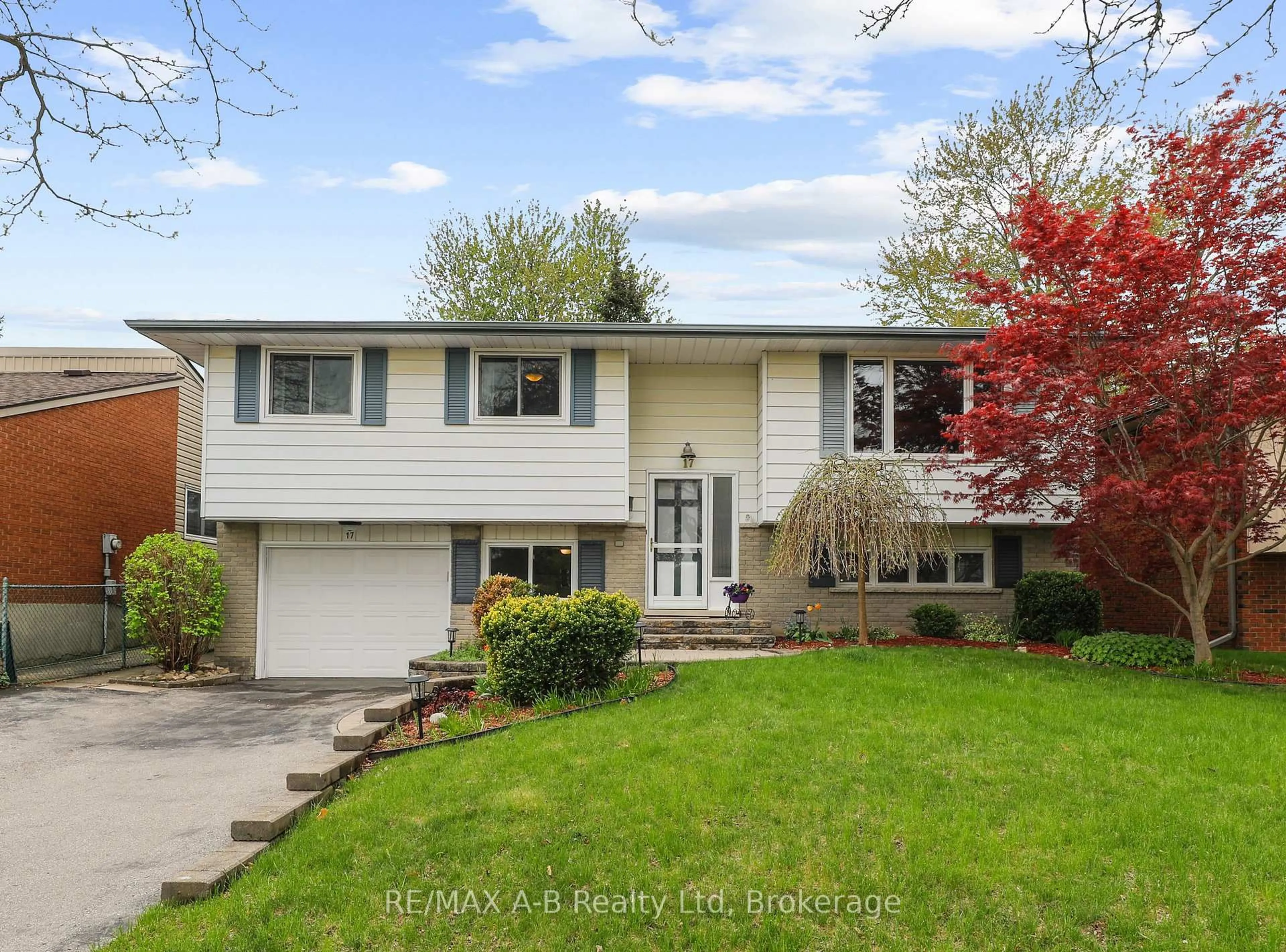 Home with vinyl exterior material, street for 17 Mulberry Lane, Waterloo Ontario N2L 5L4