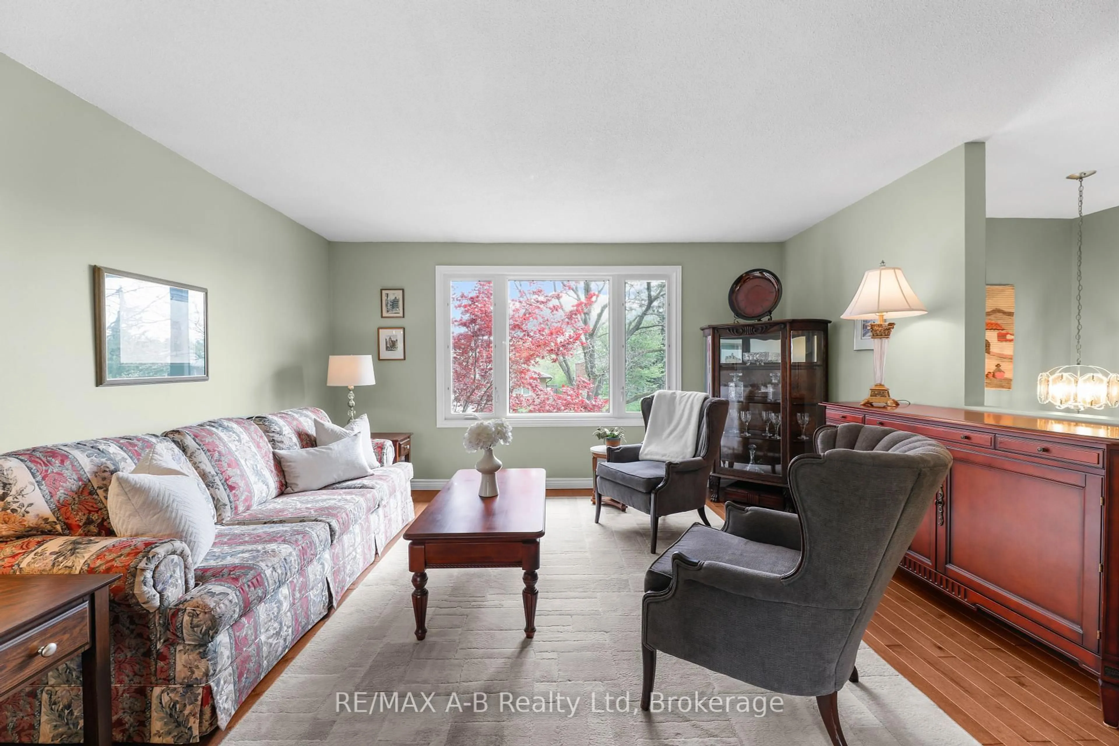 Living room with furniture, unknown for 17 Mulberry Lane, Waterloo Ontario N2L 5L4