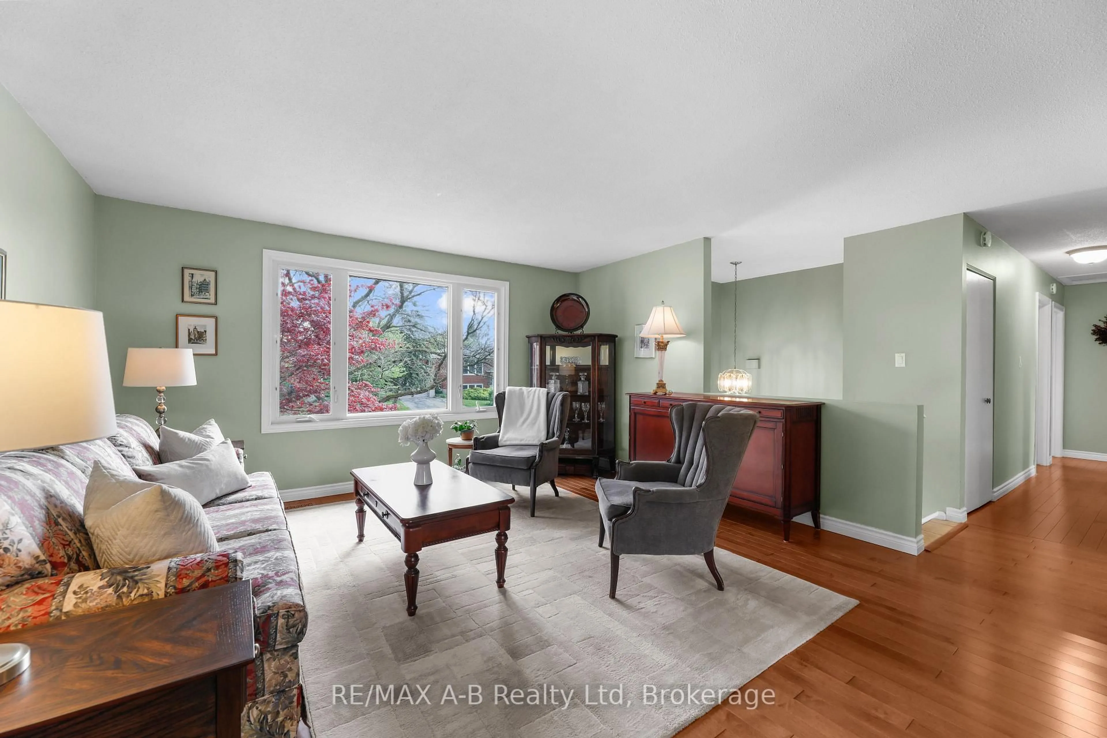 Living room with furniture, unknown for 17 Mulberry Lane, Waterloo Ontario N2L 5L4