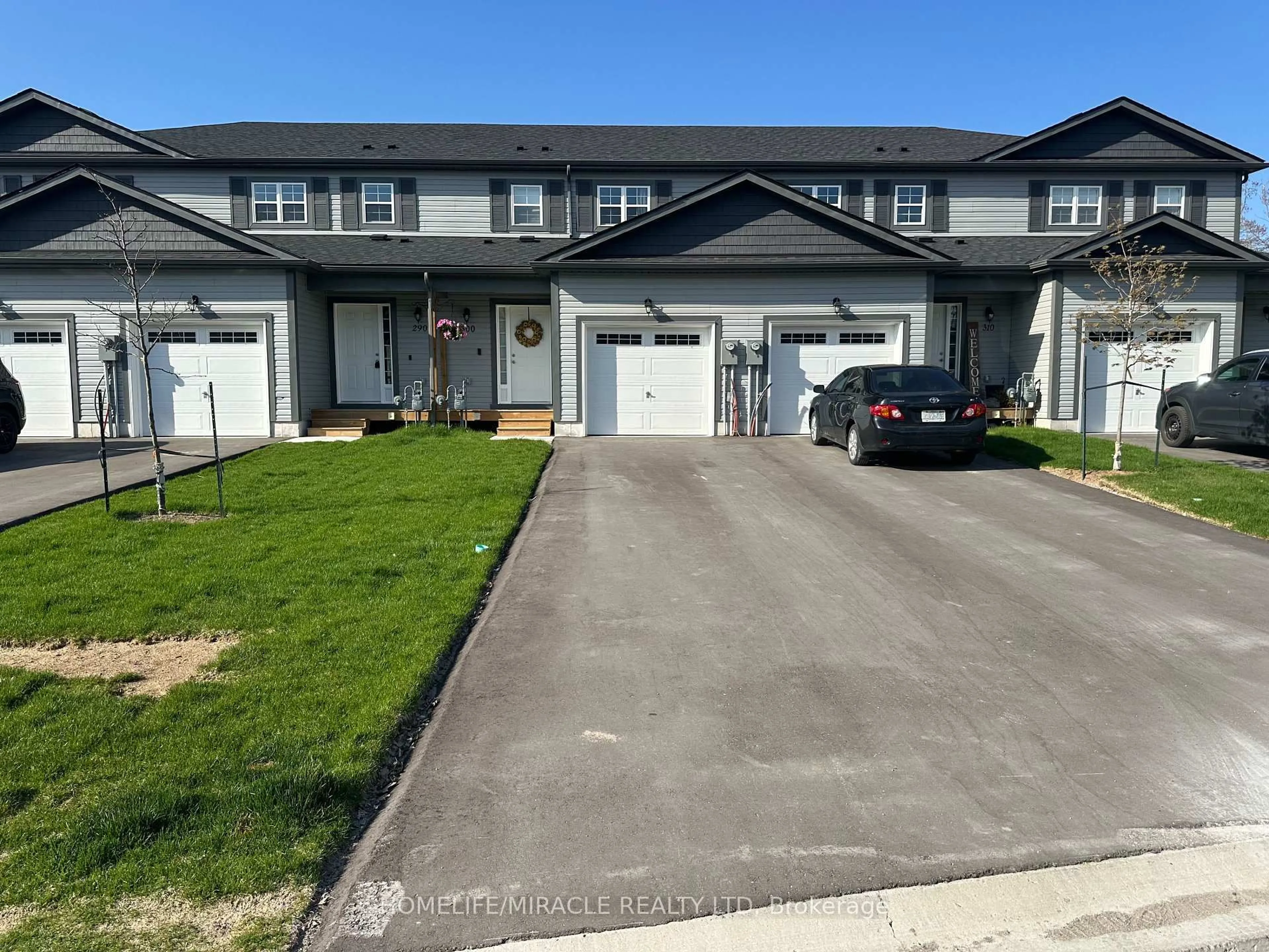 A pic from outside/outdoor area/front of a property/back of a property/a pic from drone, street for 300 daffodil Crt, Gravenhurst Ontario P1P 0B8