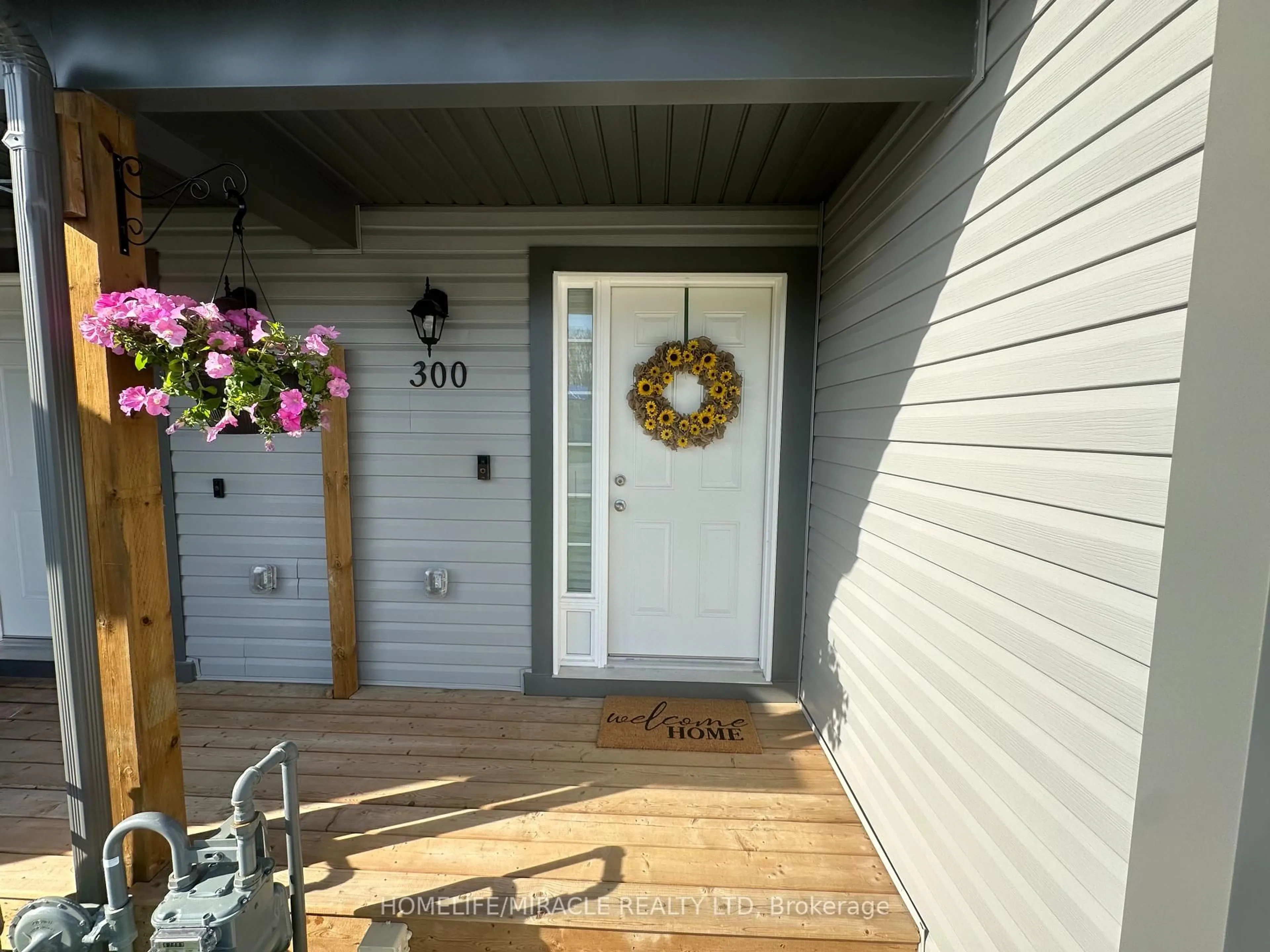 Indoor entryway for 300 daffodil Crt, Gravenhurst Ontario P1P 0B8