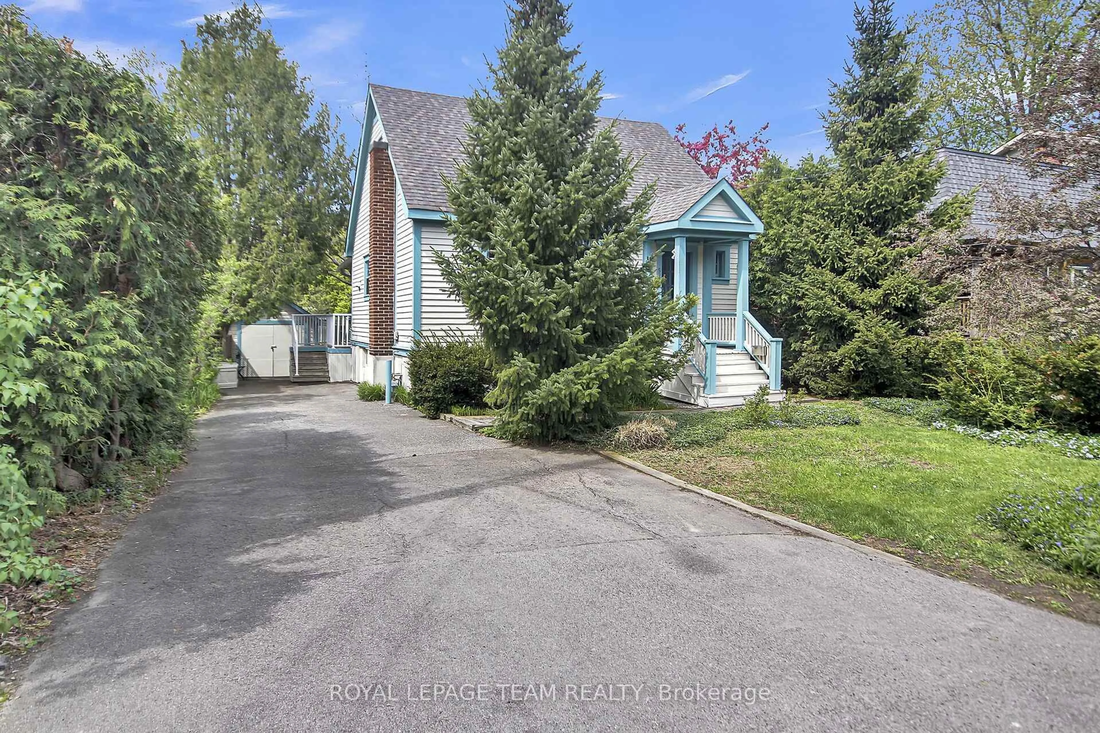 A pic from outside/outdoor area/front of a property/back of a property/a pic from drone, street for 528 Tweedsmuir Ave, Ottawa Ontario K1Z 5N9
