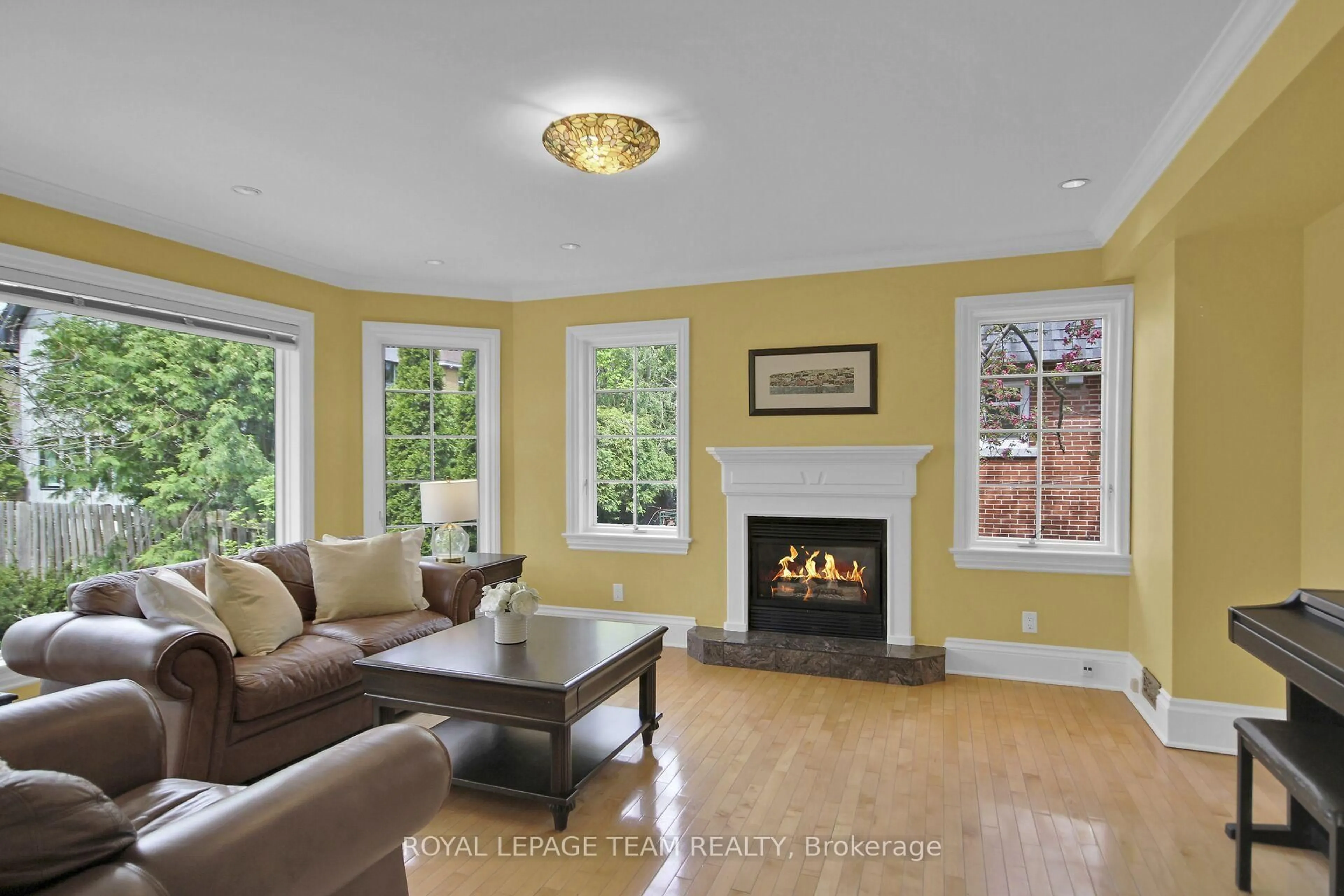 Living room with furniture, unknown for 528 Tweedsmuir Ave, Ottawa Ontario K1Z 5N9