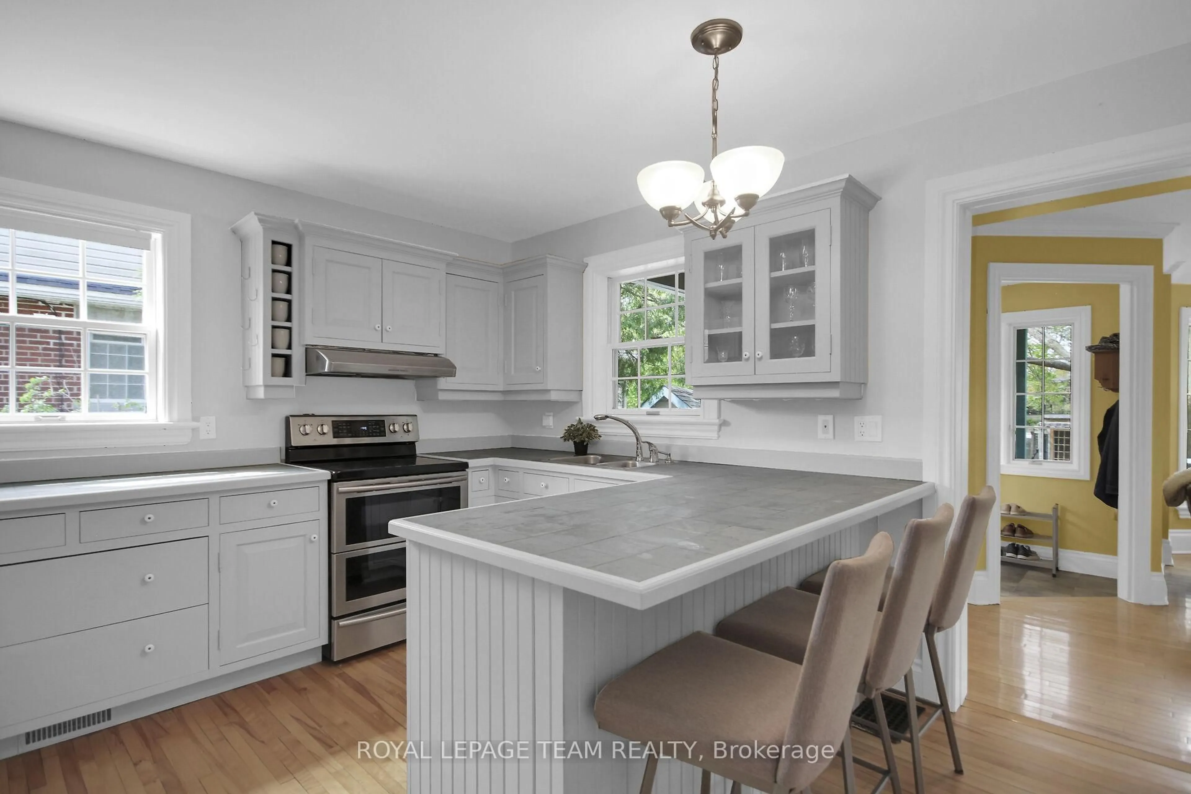 Open concept kitchen, unknown for 528 Tweedsmuir Ave, Ottawa Ontario K1Z 5N9