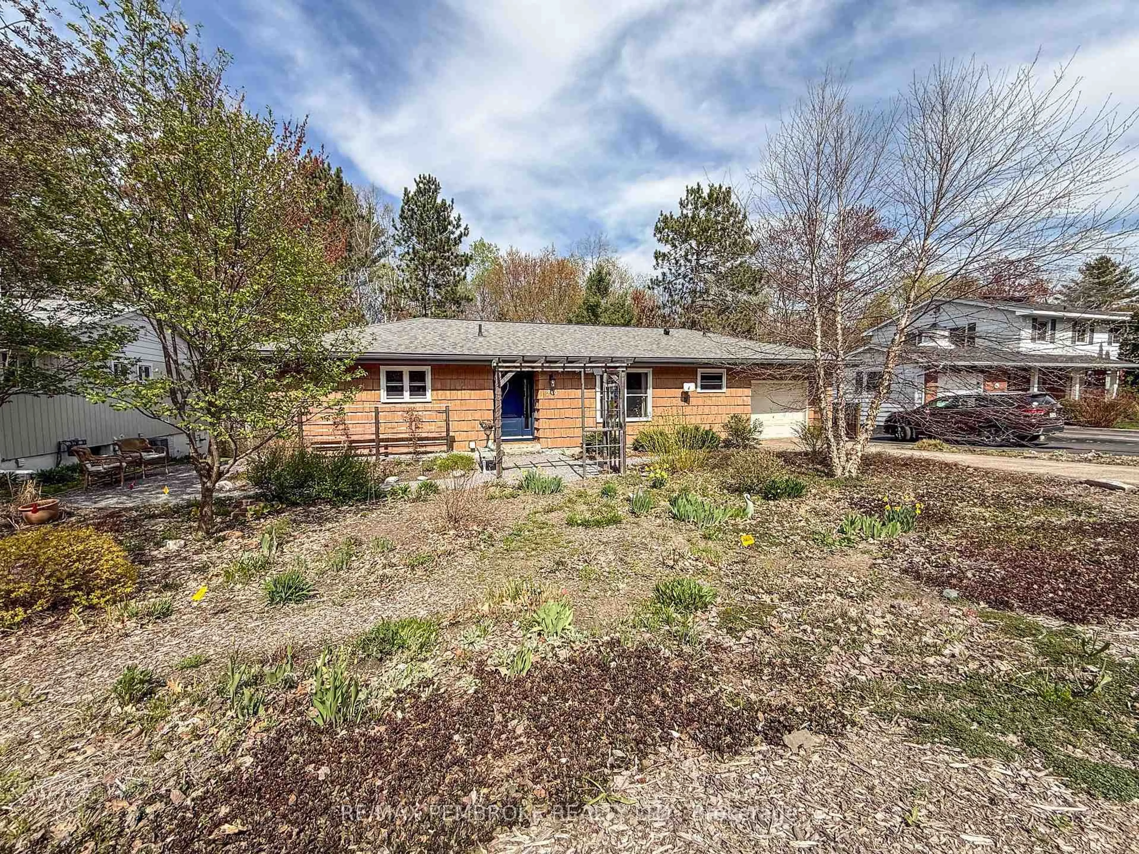 A pic from outside/outdoor area/front of a property/back of a property/a pic from drone, street for 239 Thomas St, Deep River Ontario K0J 1P0