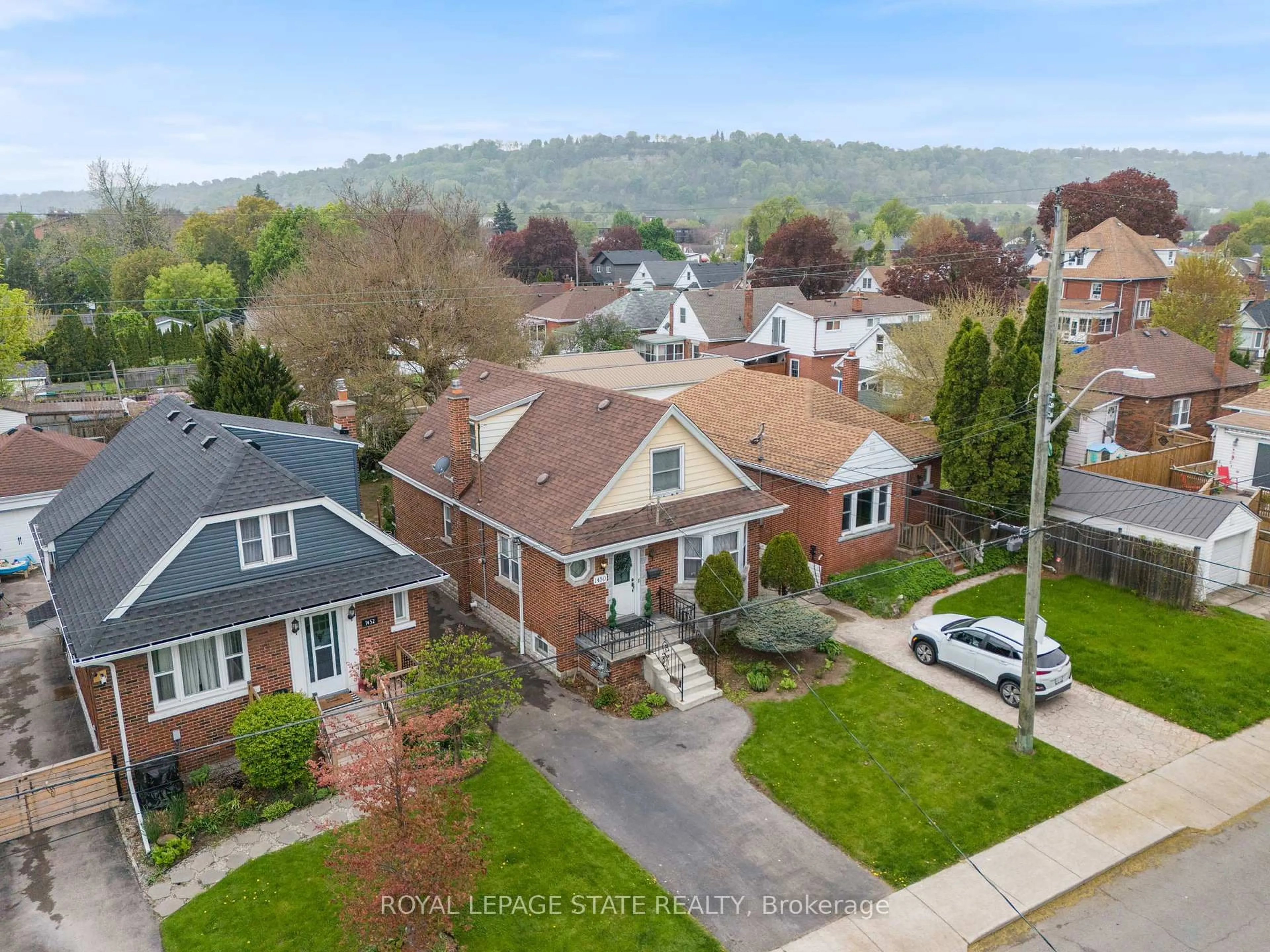 A pic from outside/outdoor area/front of a property/back of a property/a pic from drone, street for 1450 Monterey Ave, Hamilton Ontario L8K 1P7