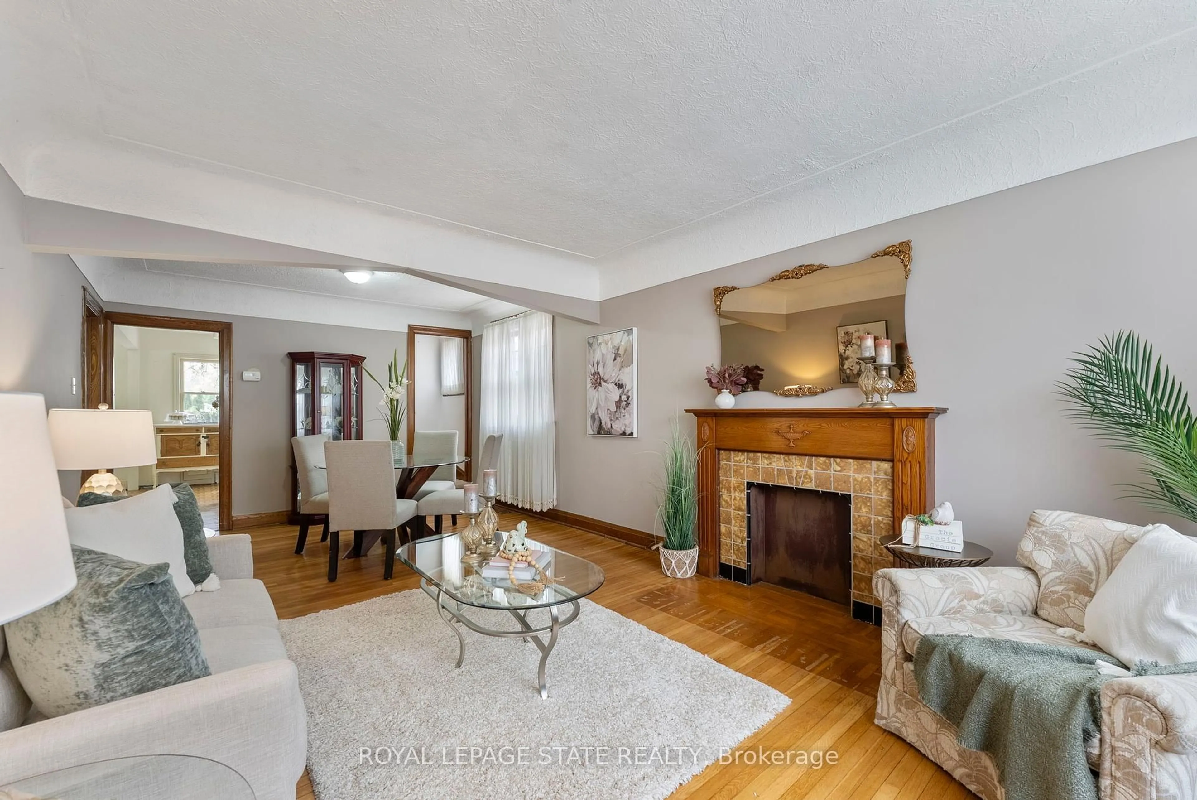Living room with furniture, unknown for 1450 Monterey Ave, Hamilton Ontario L8K 1P7