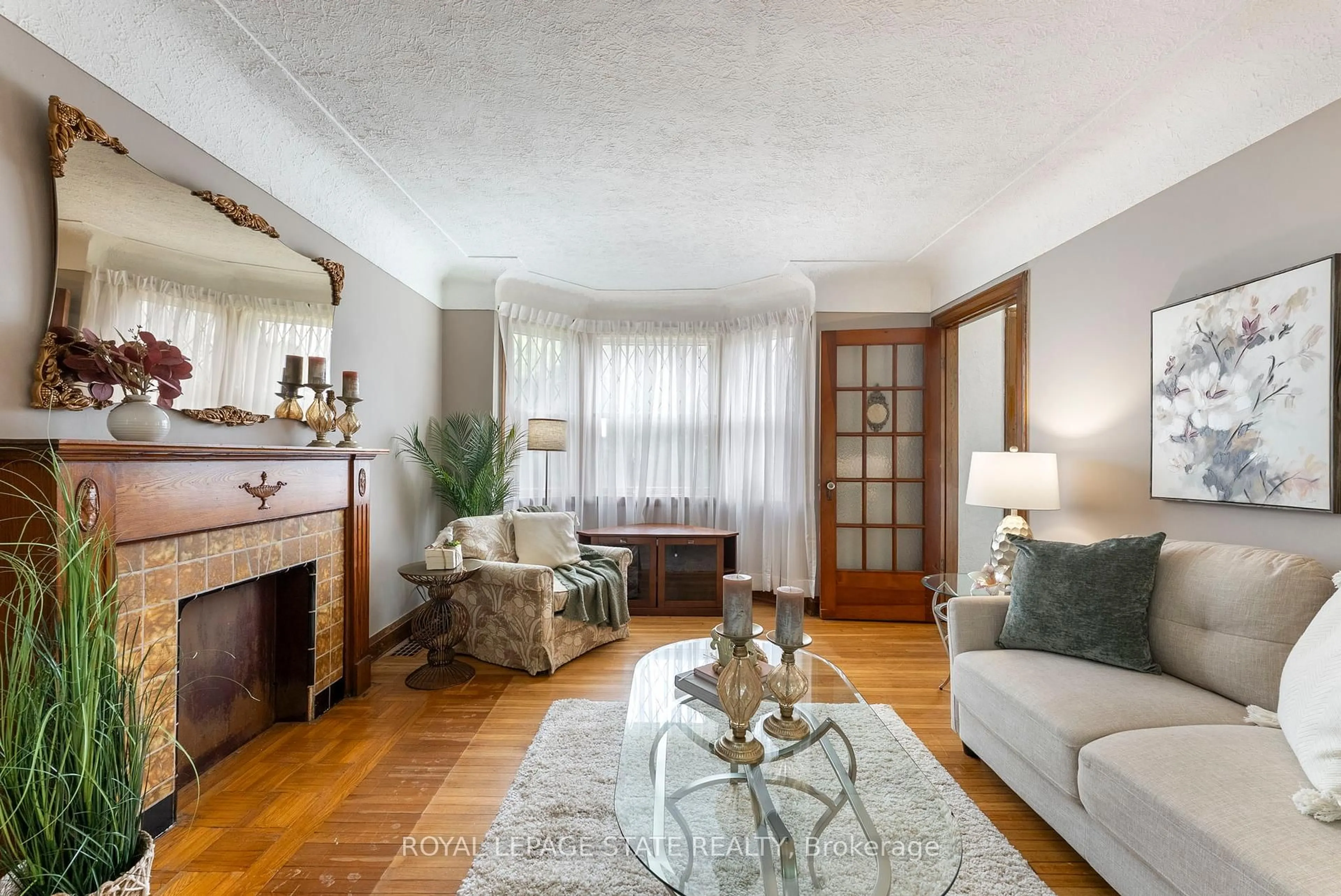 Living room with furniture, wood/laminate floor for 1450 Monterey Ave, Hamilton Ontario L8K 1P7