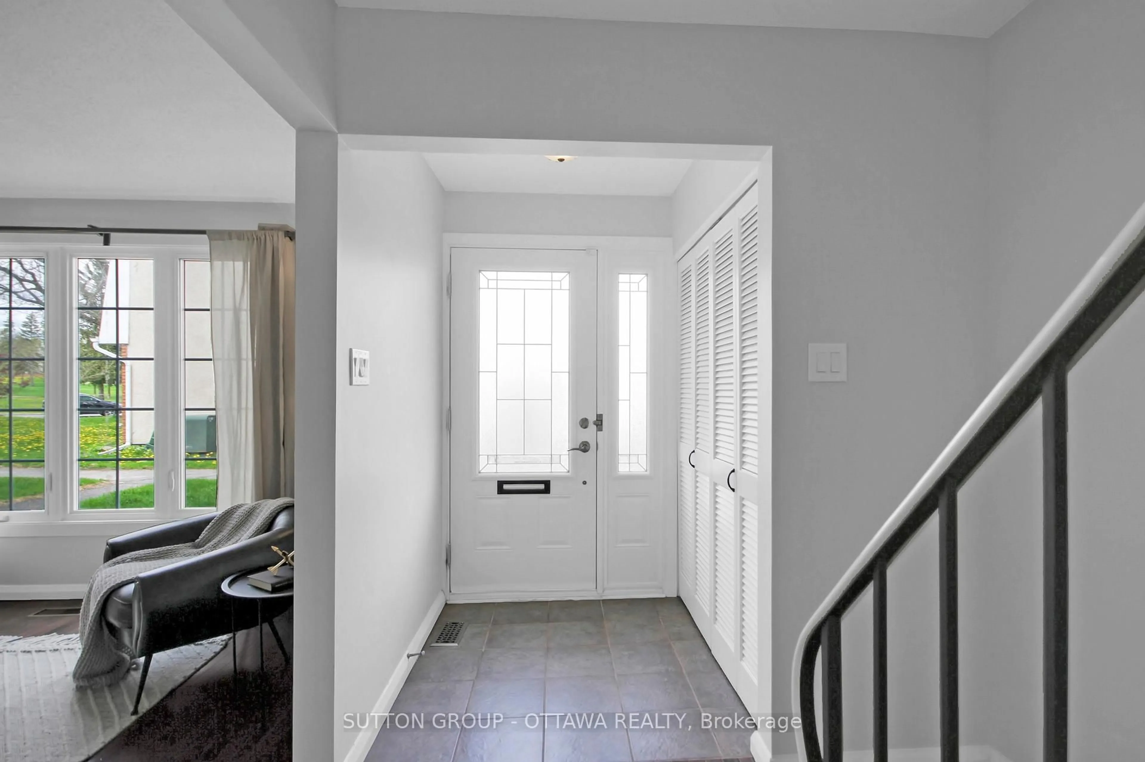 Indoor entryway for 2051 Jasmine Cres #7, Ottawa Ontario K1J 7W2