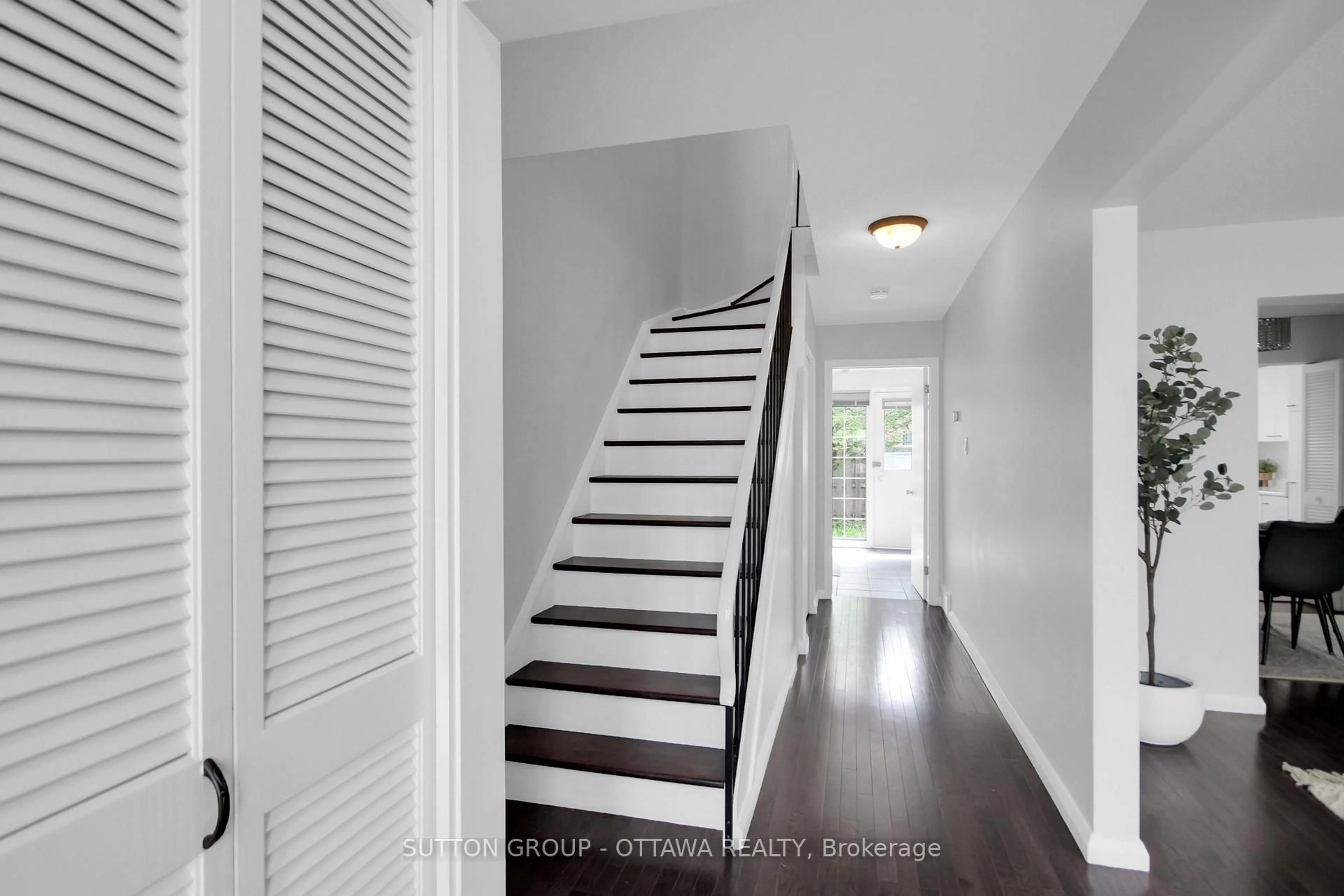 Stairs for 2051 Jasmine Cres #7, Ottawa Ontario K1J 7W2