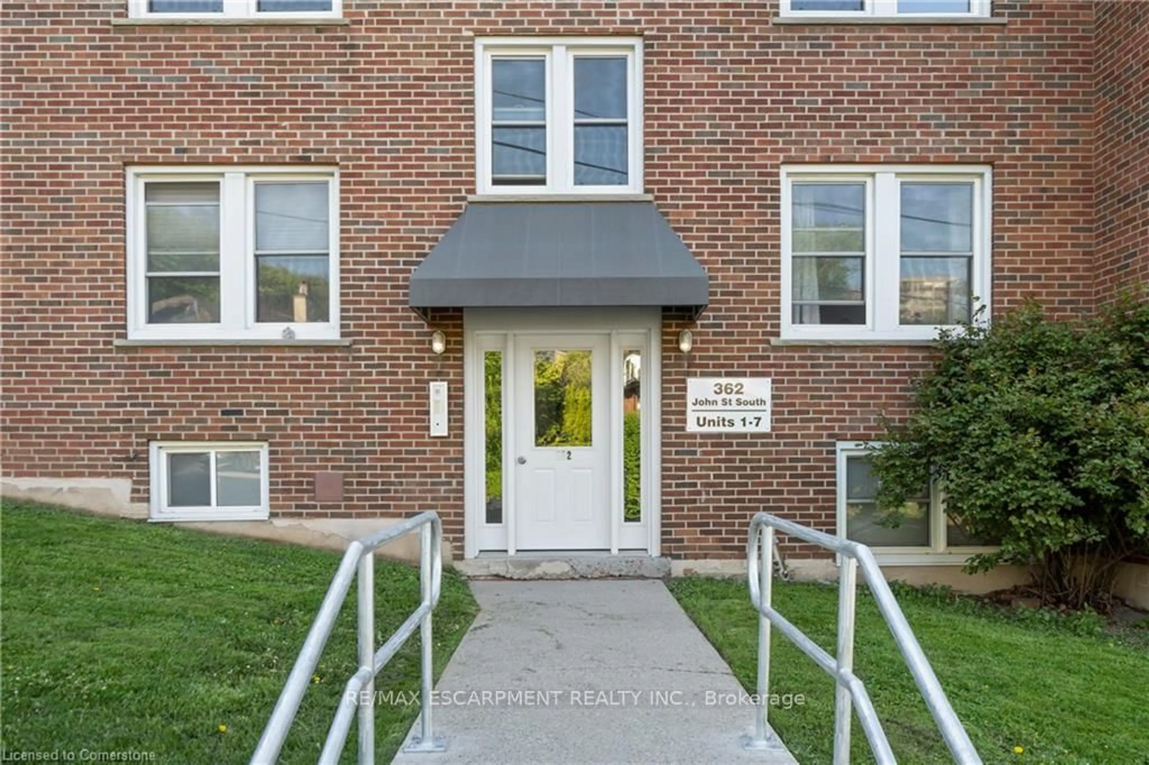 Indoor entryway for 362 John St #4, Hamilton Ontario L8N 2E4