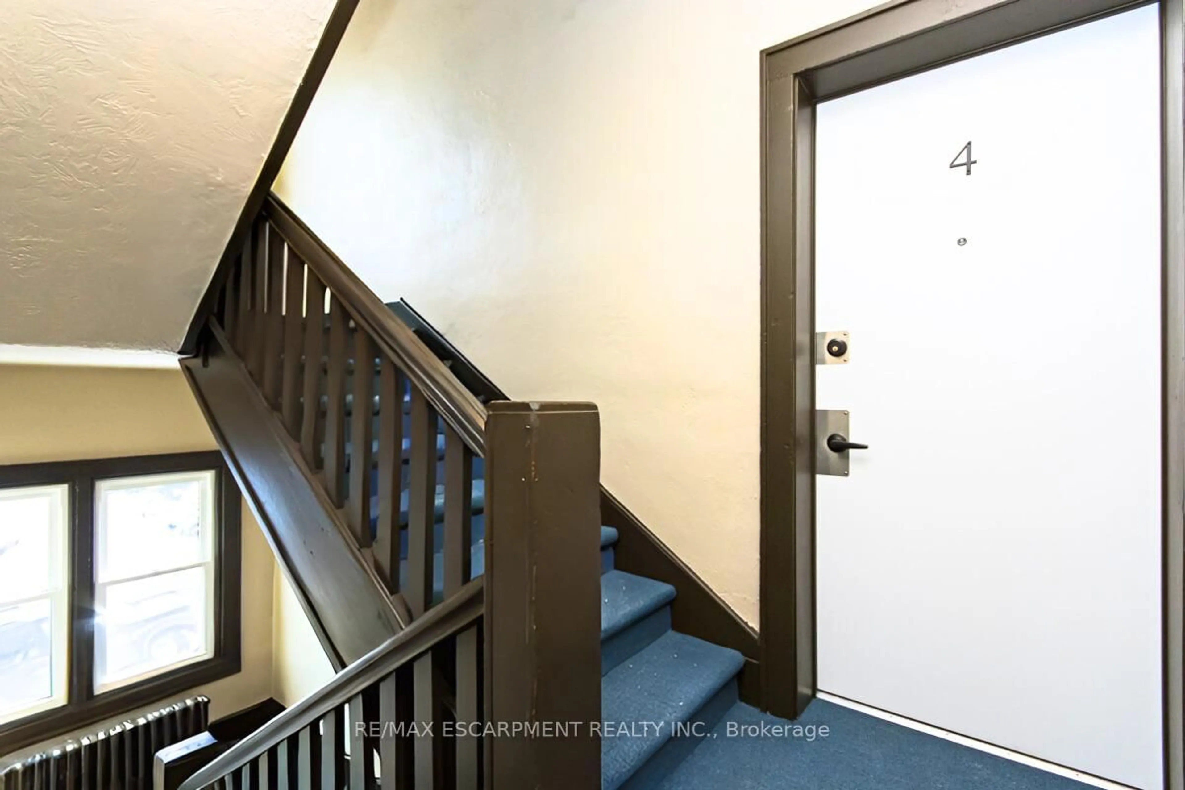 Indoor foyer for 362 John St #4, Hamilton Ontario L8N 2E4