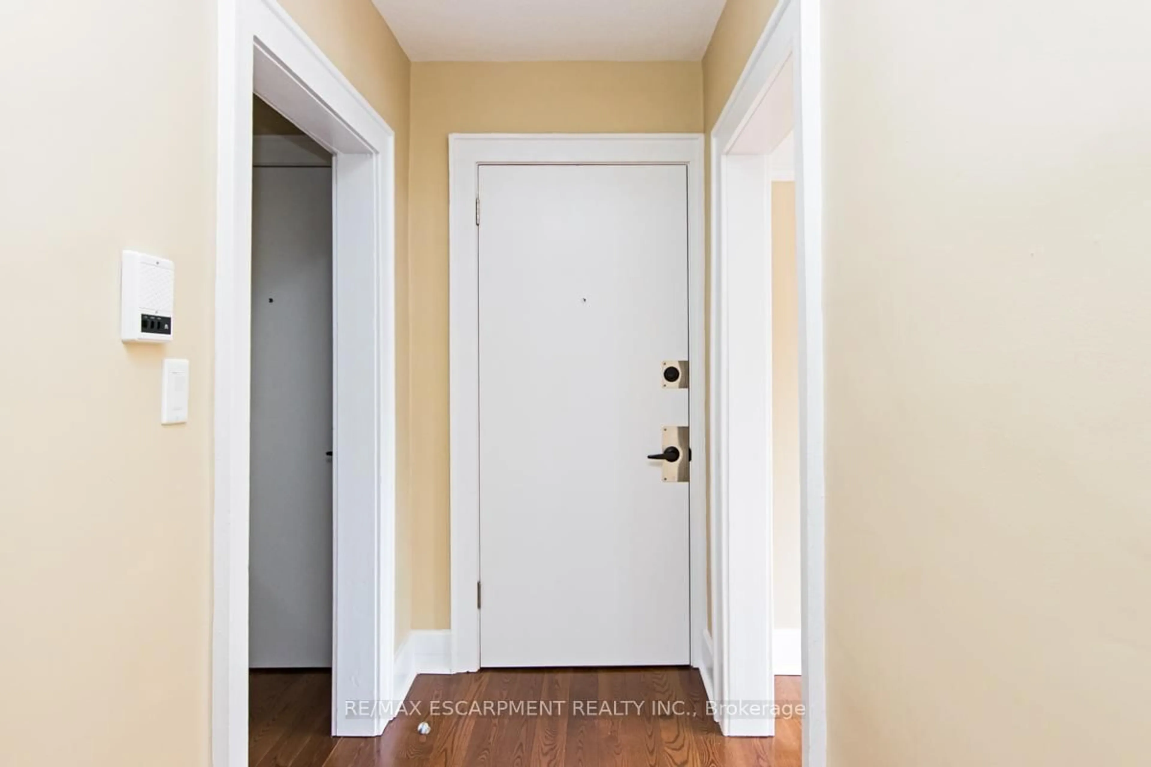 Indoor entryway for 362 John St #4, Hamilton Ontario L8N 2E4