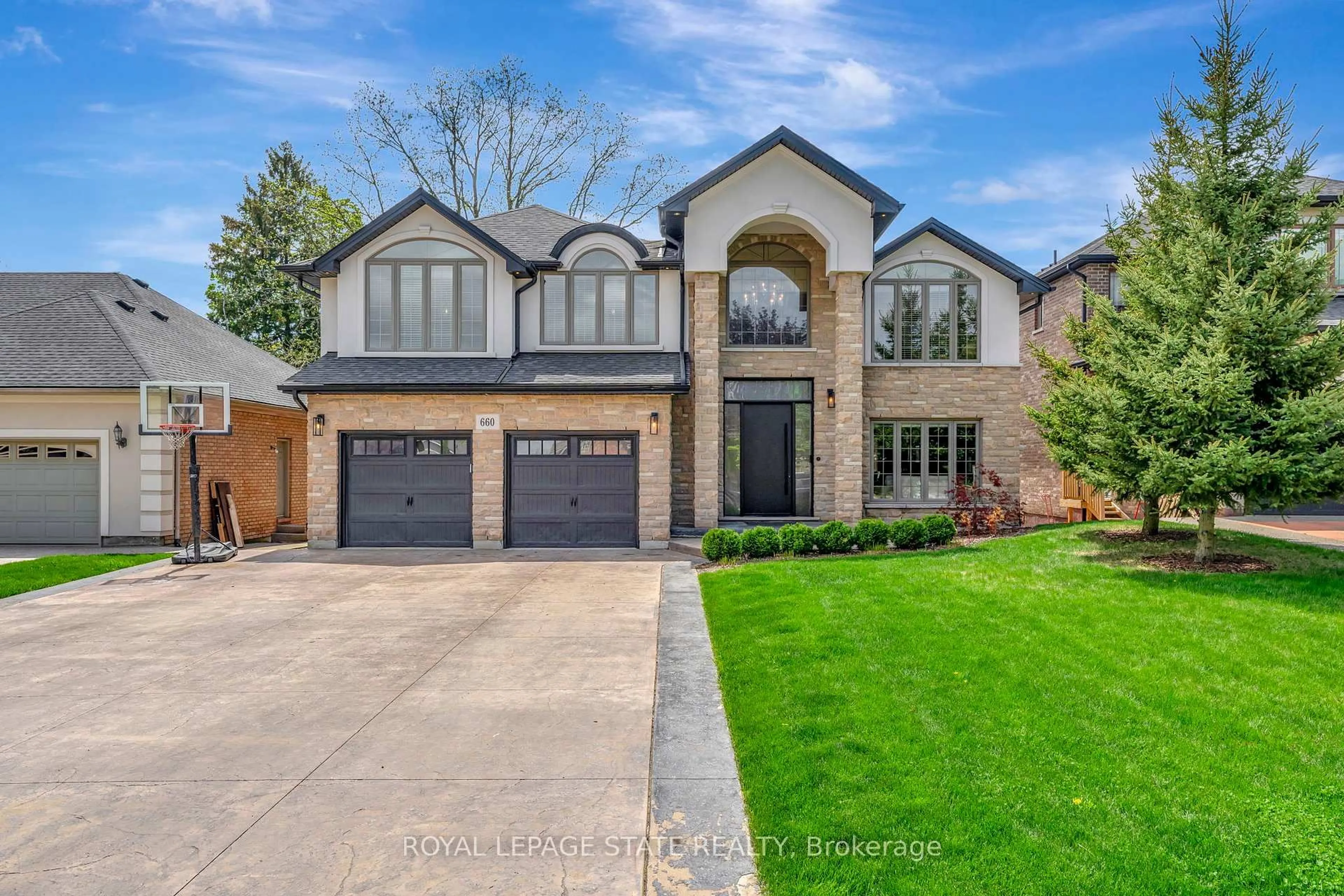 Home with brick exterior material, street for 660 Highvalley Rd, Hamilton Ontario L9G 4E9