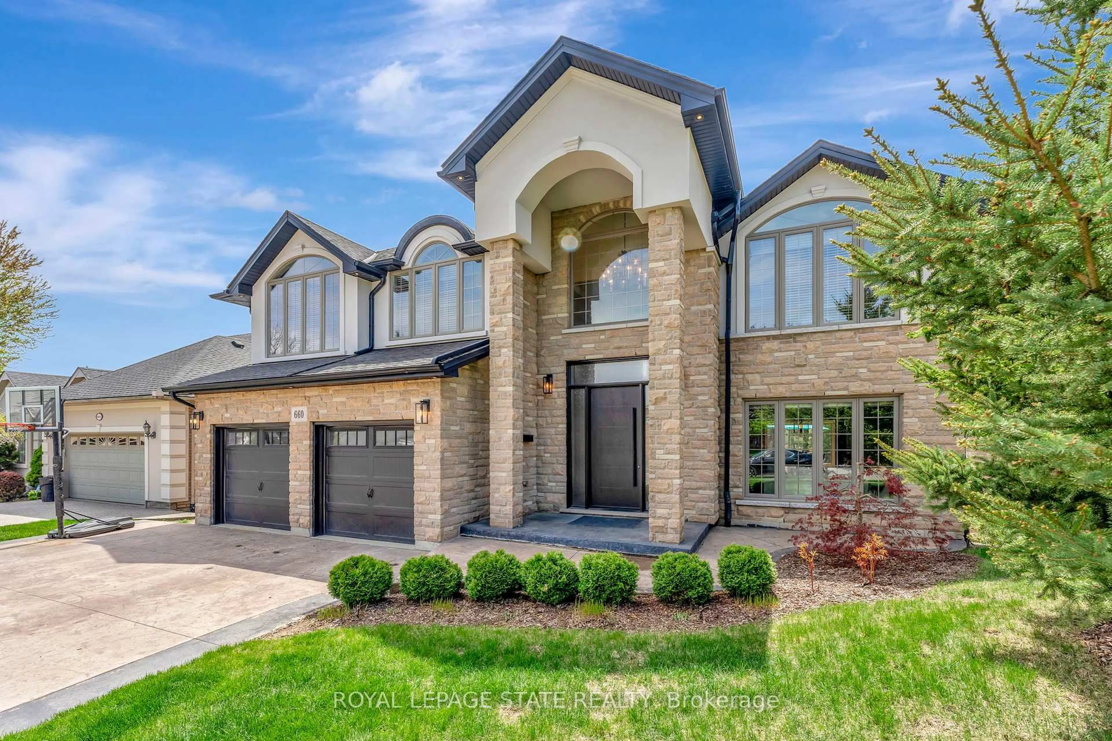 Home with brick exterior material, street for 660 Highvalley Rd, Hamilton Ontario L9G 4E9