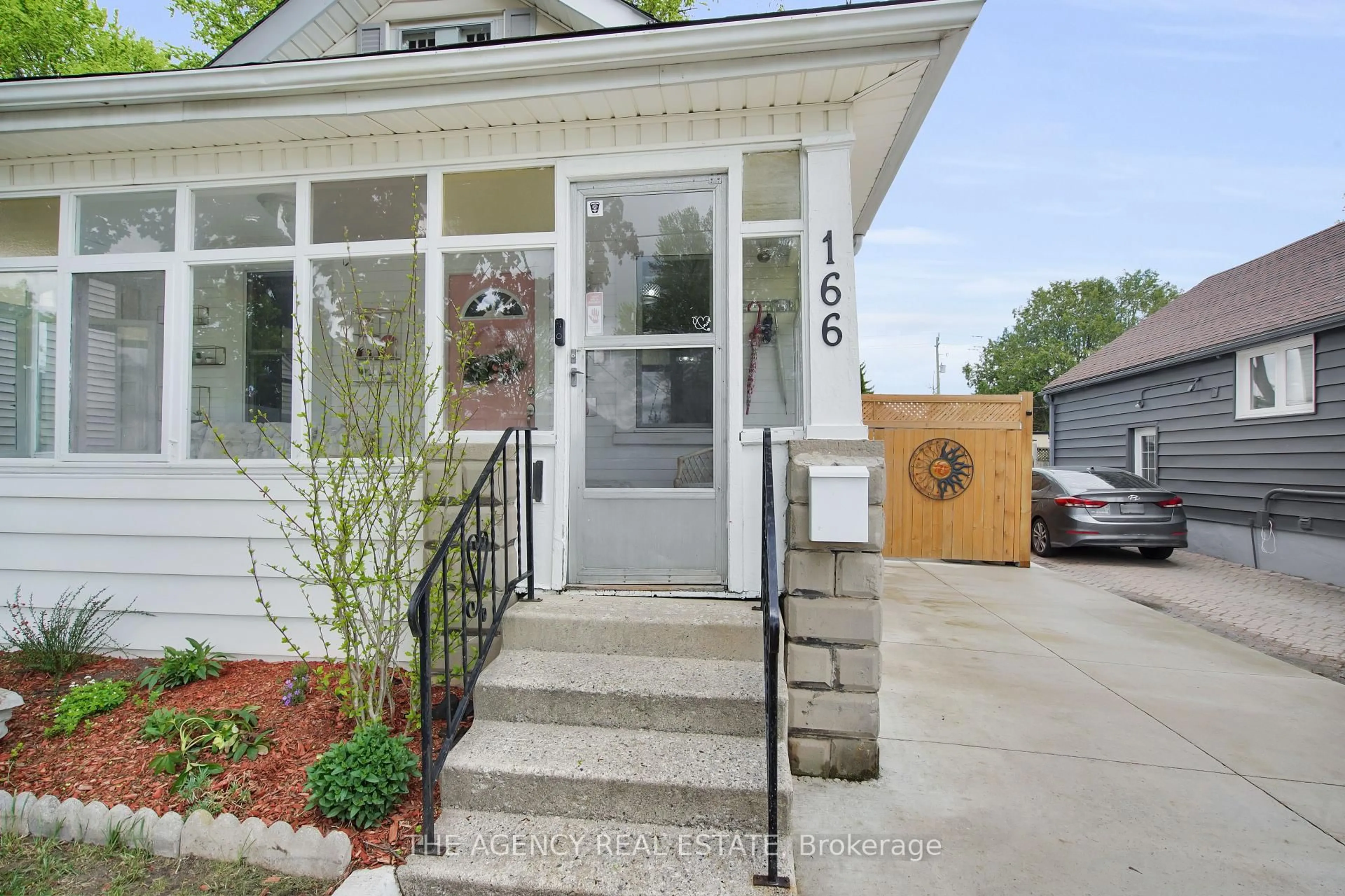 Unknown for 166 Giles St, London East Ontario N5Z 2W1