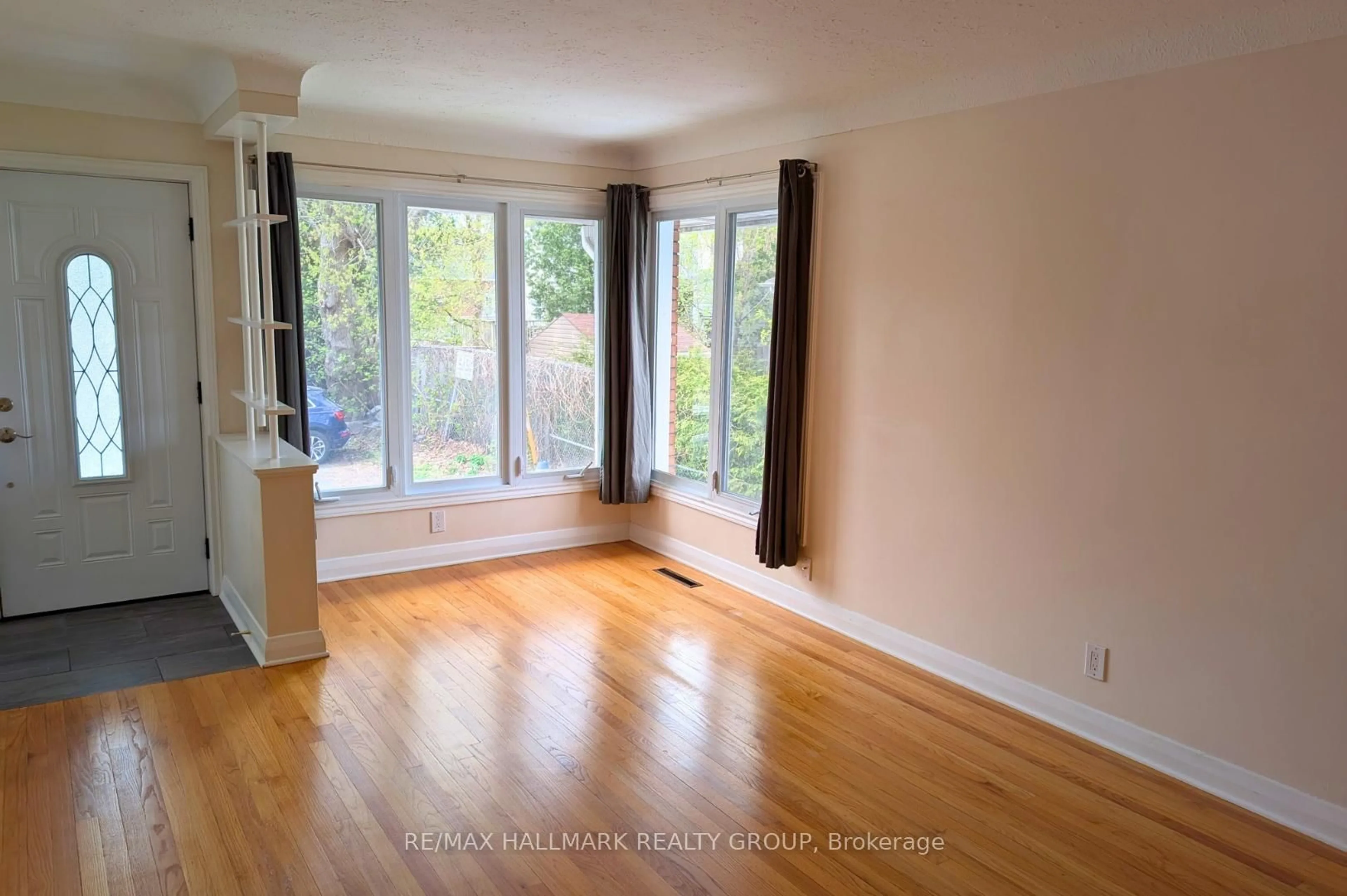 A pic of a room for 208 - 210 Renouf Ave, Ottawa Ontario K1K 3T1