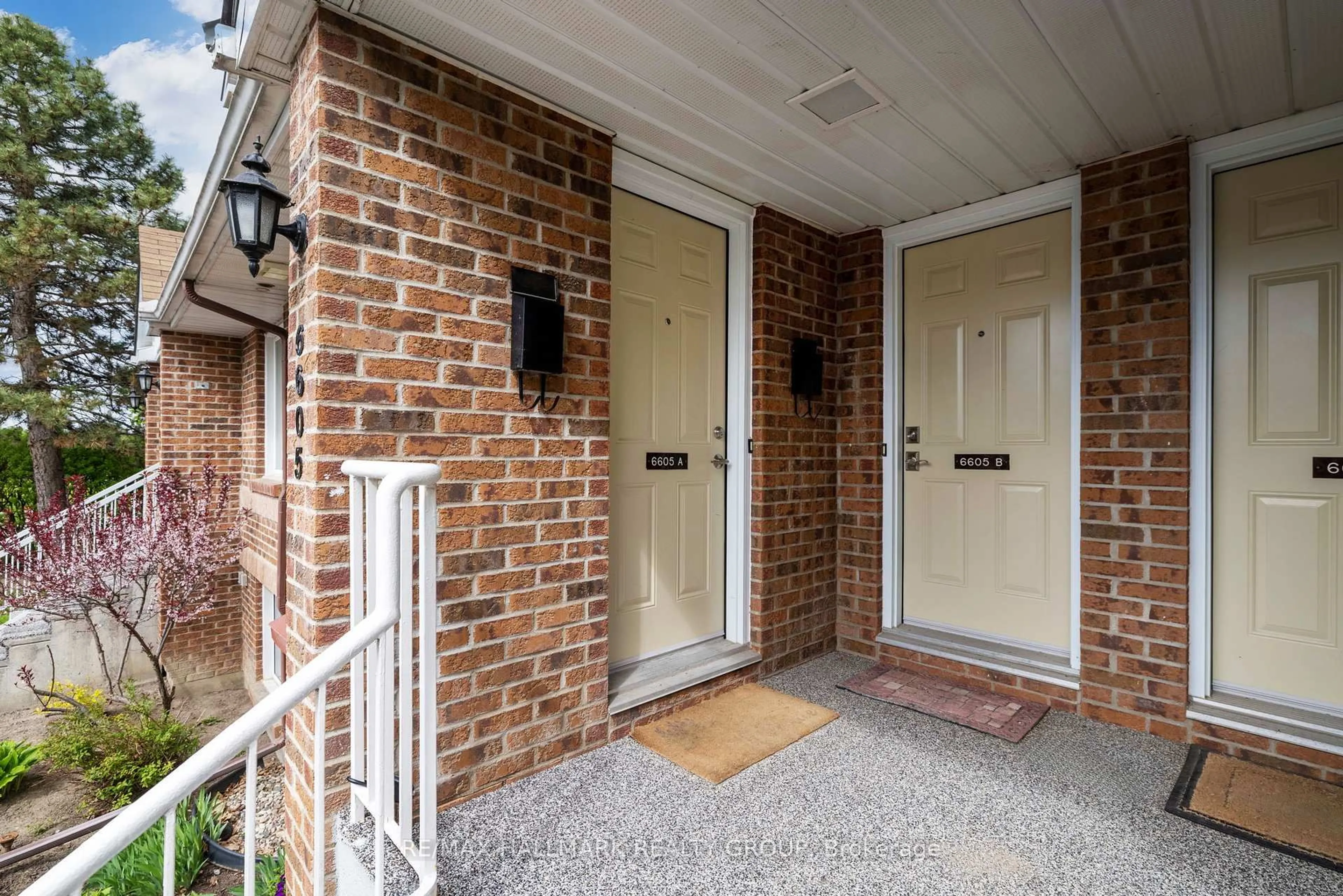 Indoor entryway for 6605 Bilberry Dr #A, Ottawa Ontario K1C 4N5