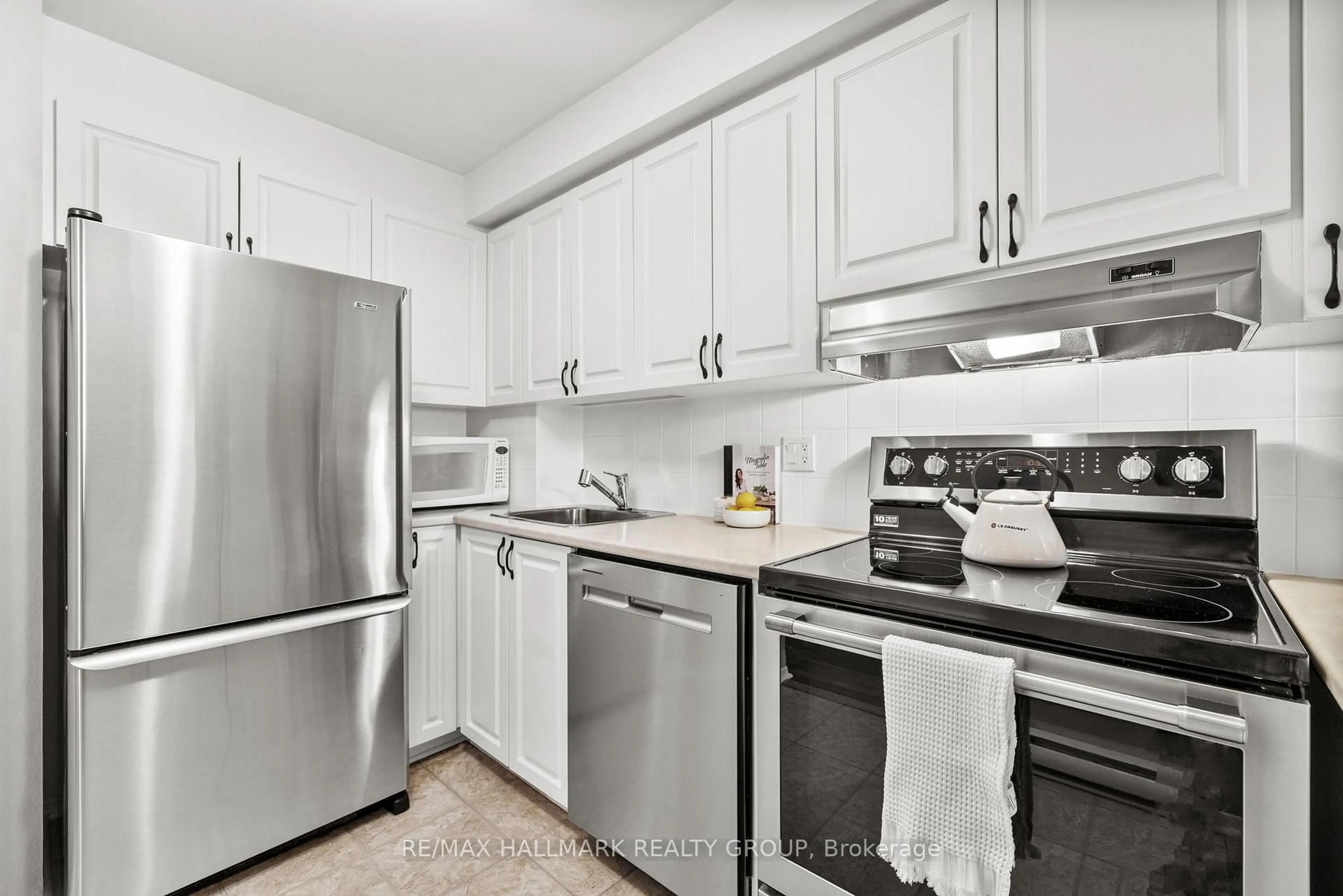 Standard kitchen, unknown for 6605 Bilberry Dr #A, Ottawa Ontario K1C 4N5