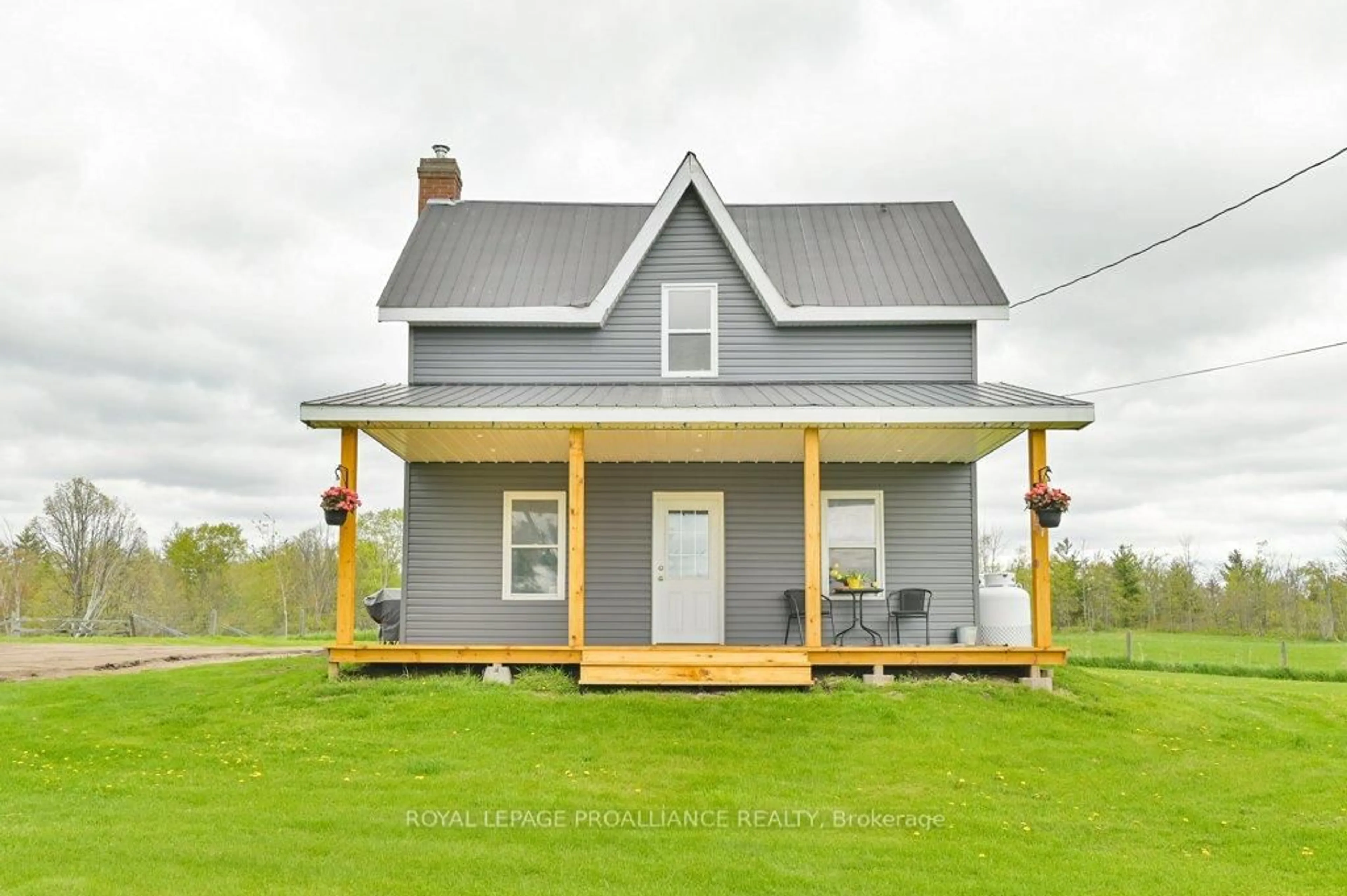Home with vinyl exterior material, building for 878 Barry Rd, Madoc Ontario K0K 2K0