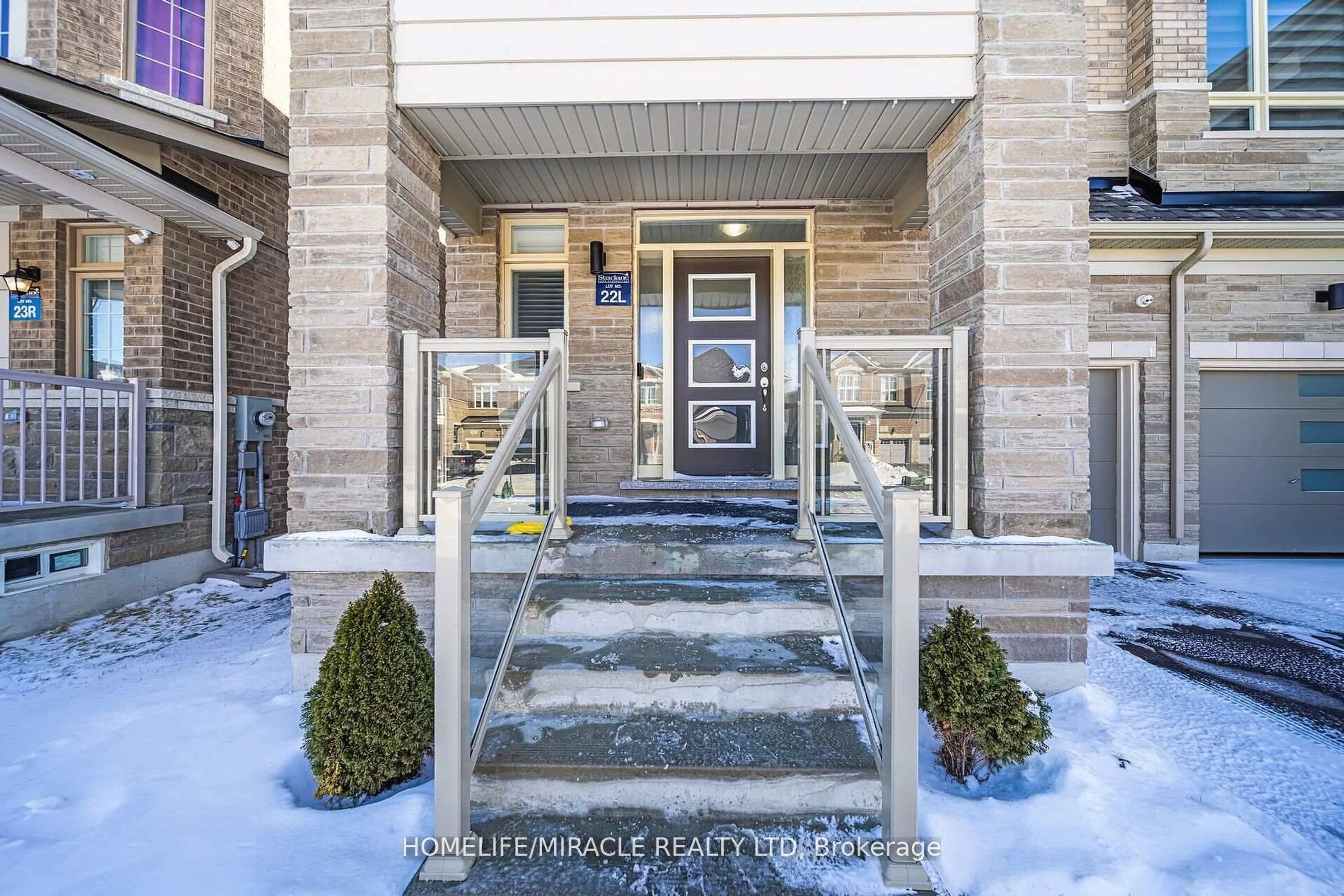 Indoor entryway for 16 Mountain Heights Pl, Hamilton Ontario L8B 1X7