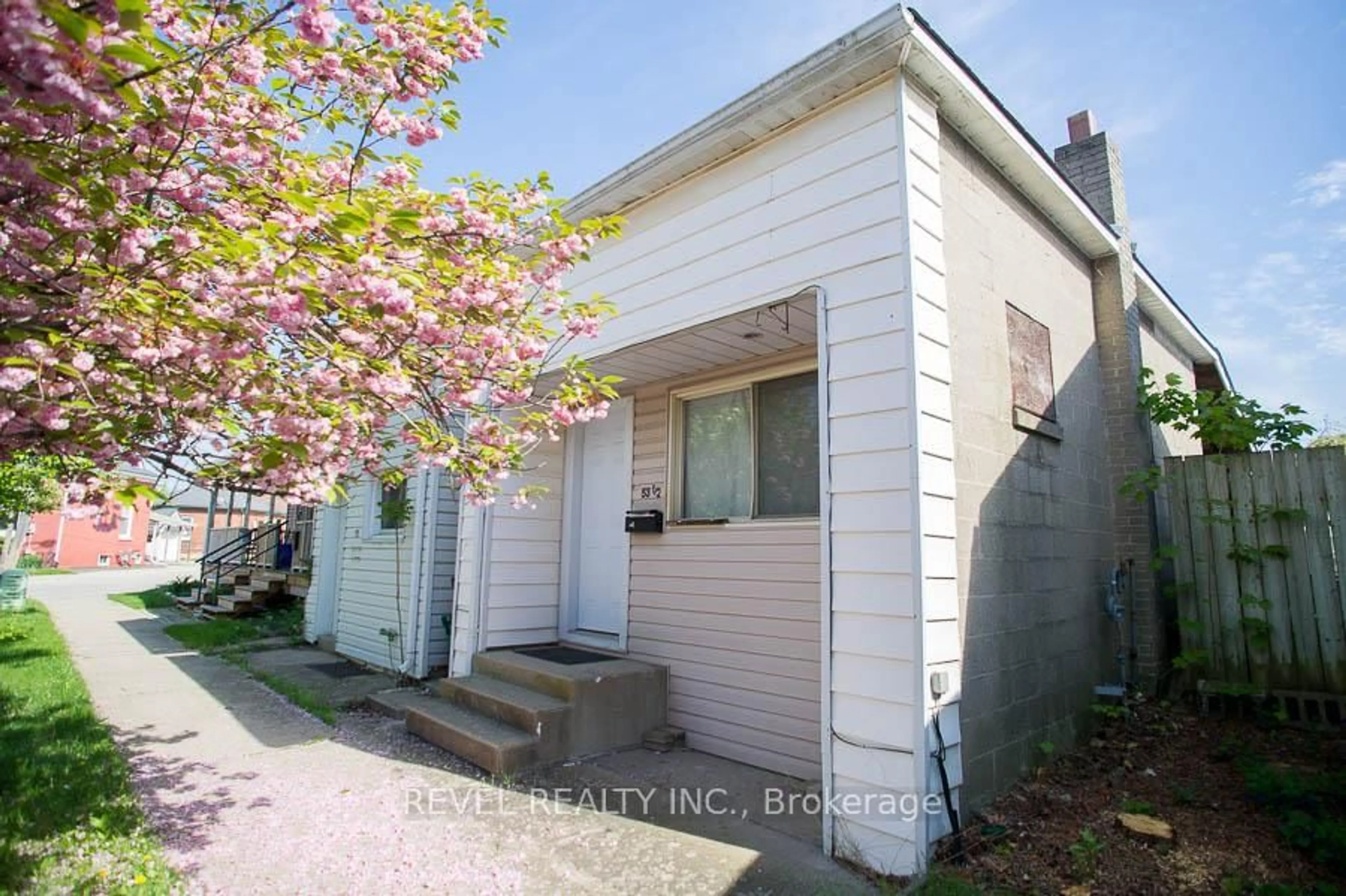A pic from outside/outdoor area/front of a property/back of a property/a pic from drone, street for 53.5-55 Duke St, Brantford Ontario N3T 3T8