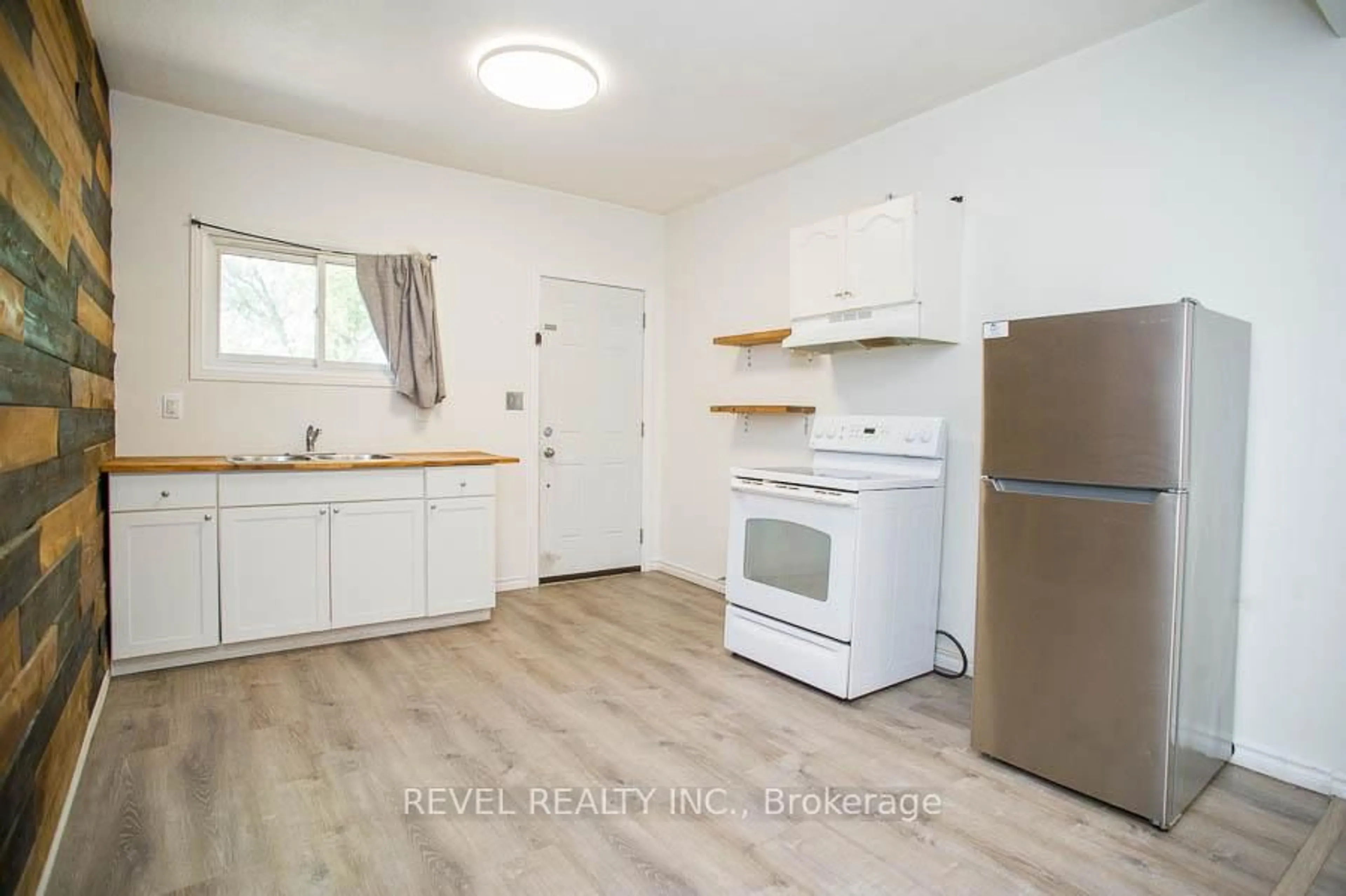 Standard kitchen, wood/laminate floor for 53.5-55 Duke St, Brantford Ontario N3T 3T8