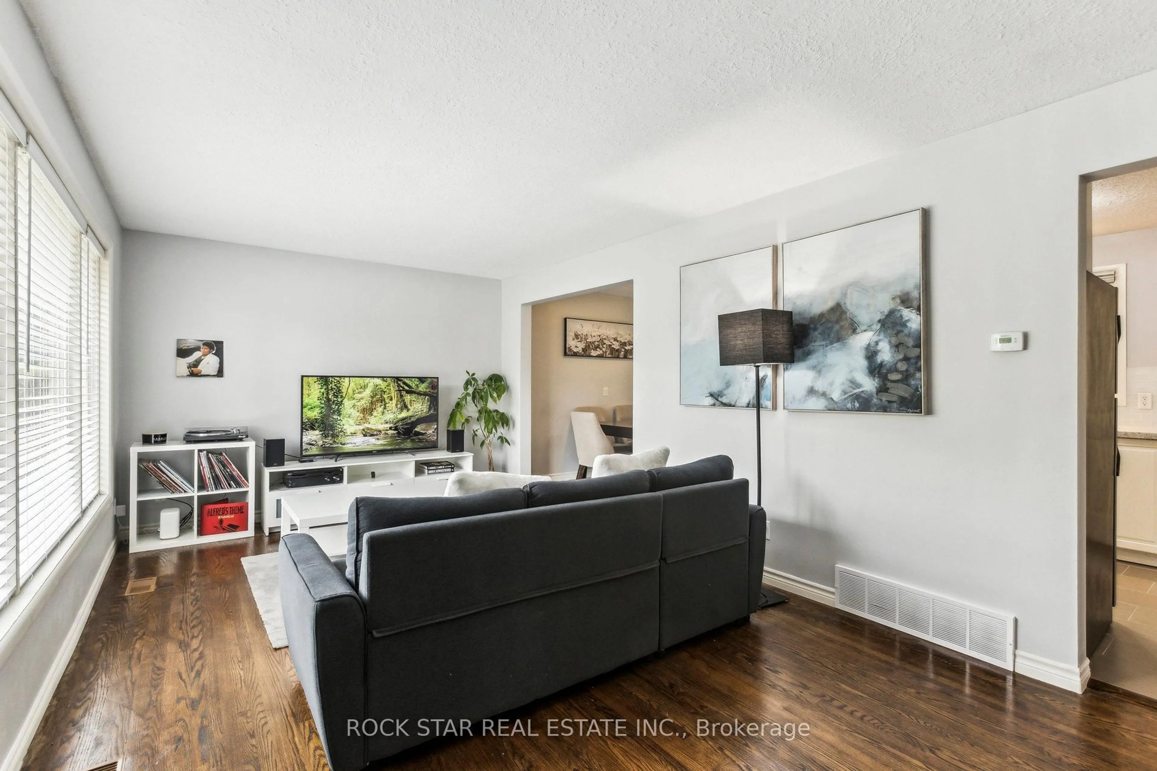 Living room with furniture, unknown for 130 Hudson Cres, Kitchener Ontario N2B 2V9
