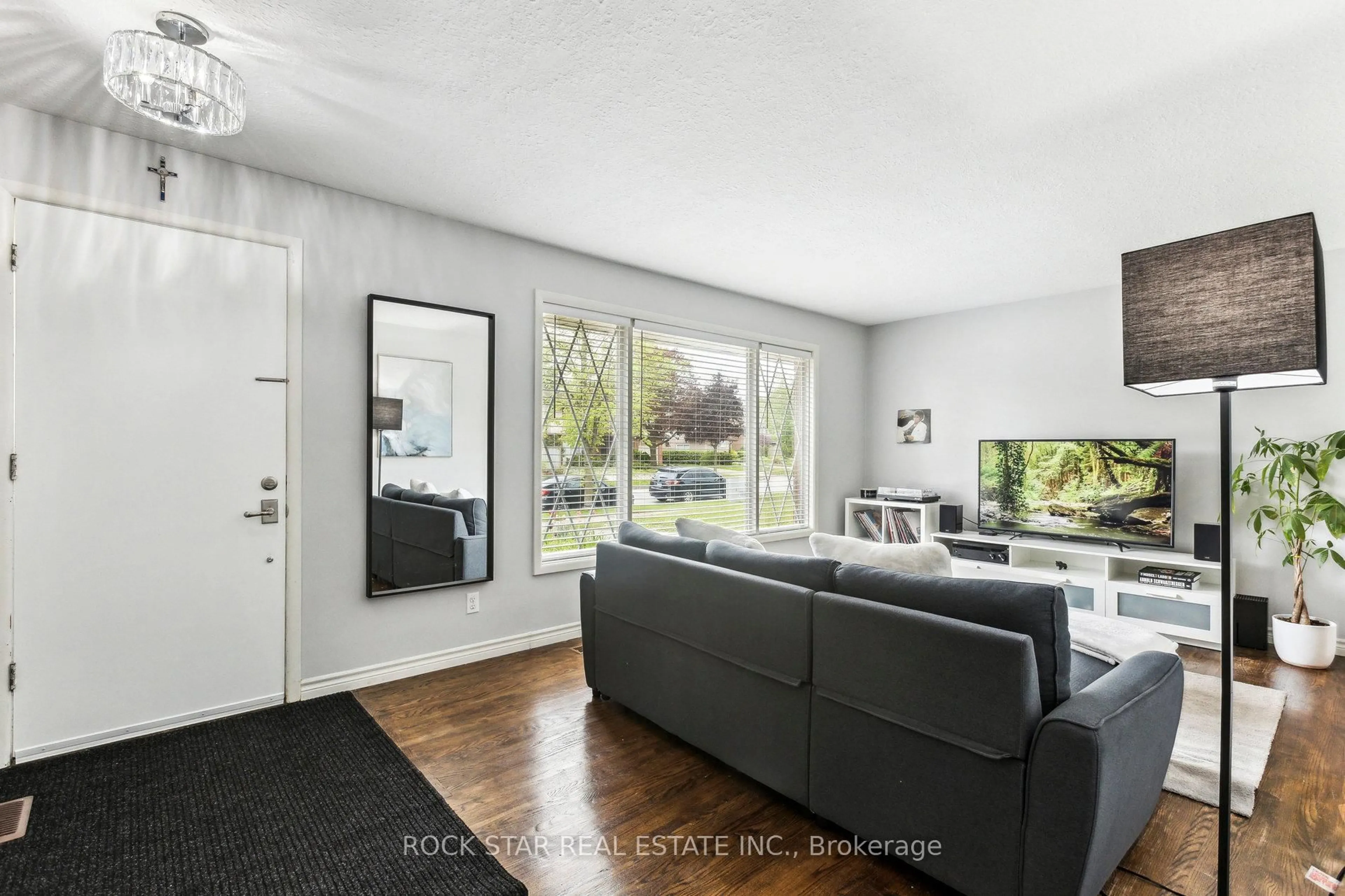 Living room with furniture, unknown for 130 Hudson Cres, Kitchener Ontario N2B 2V9