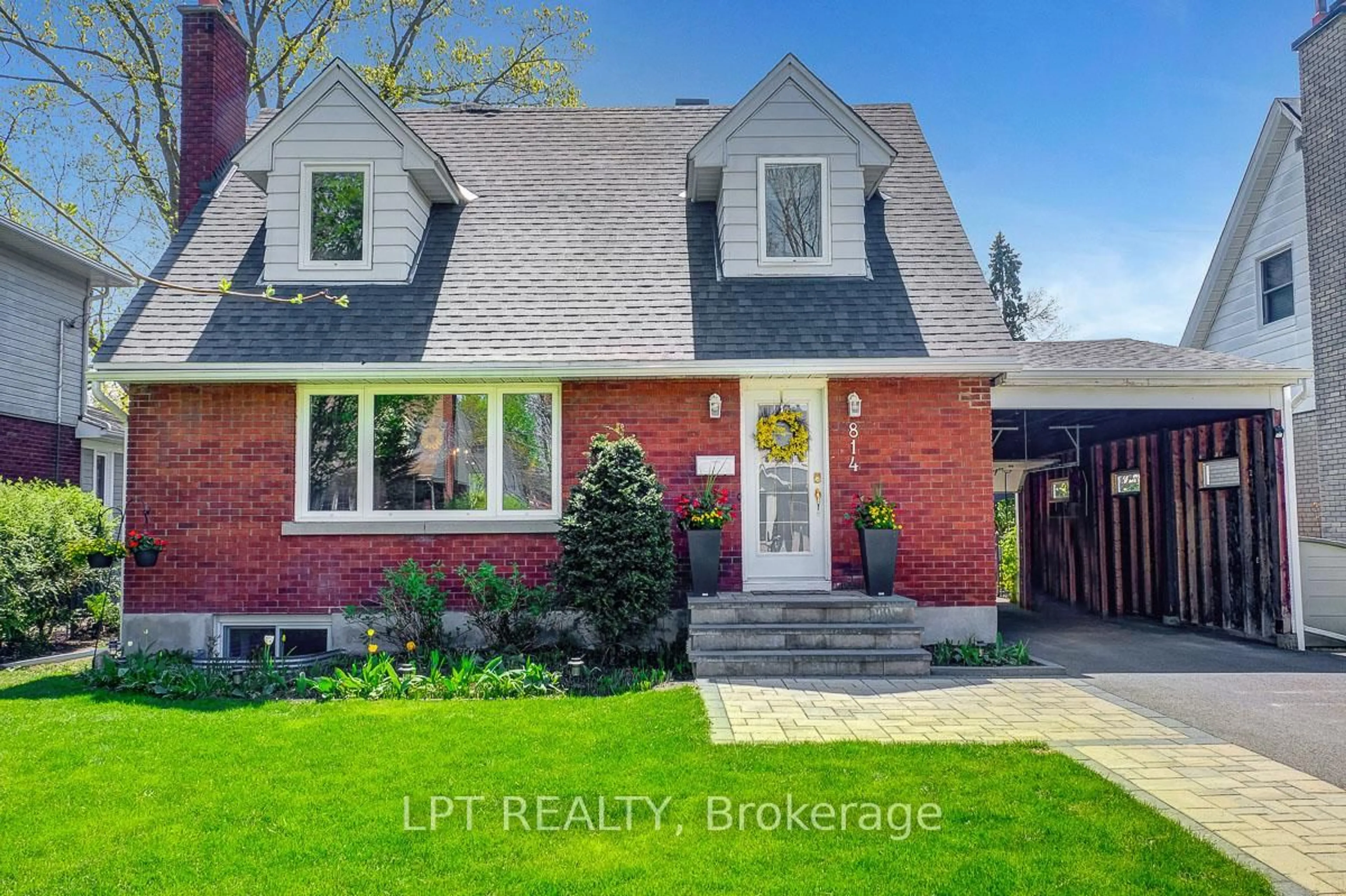 Home with brick exterior material, street for 814 Quinlan Rd, Ottawa Ontario K1G 1S1