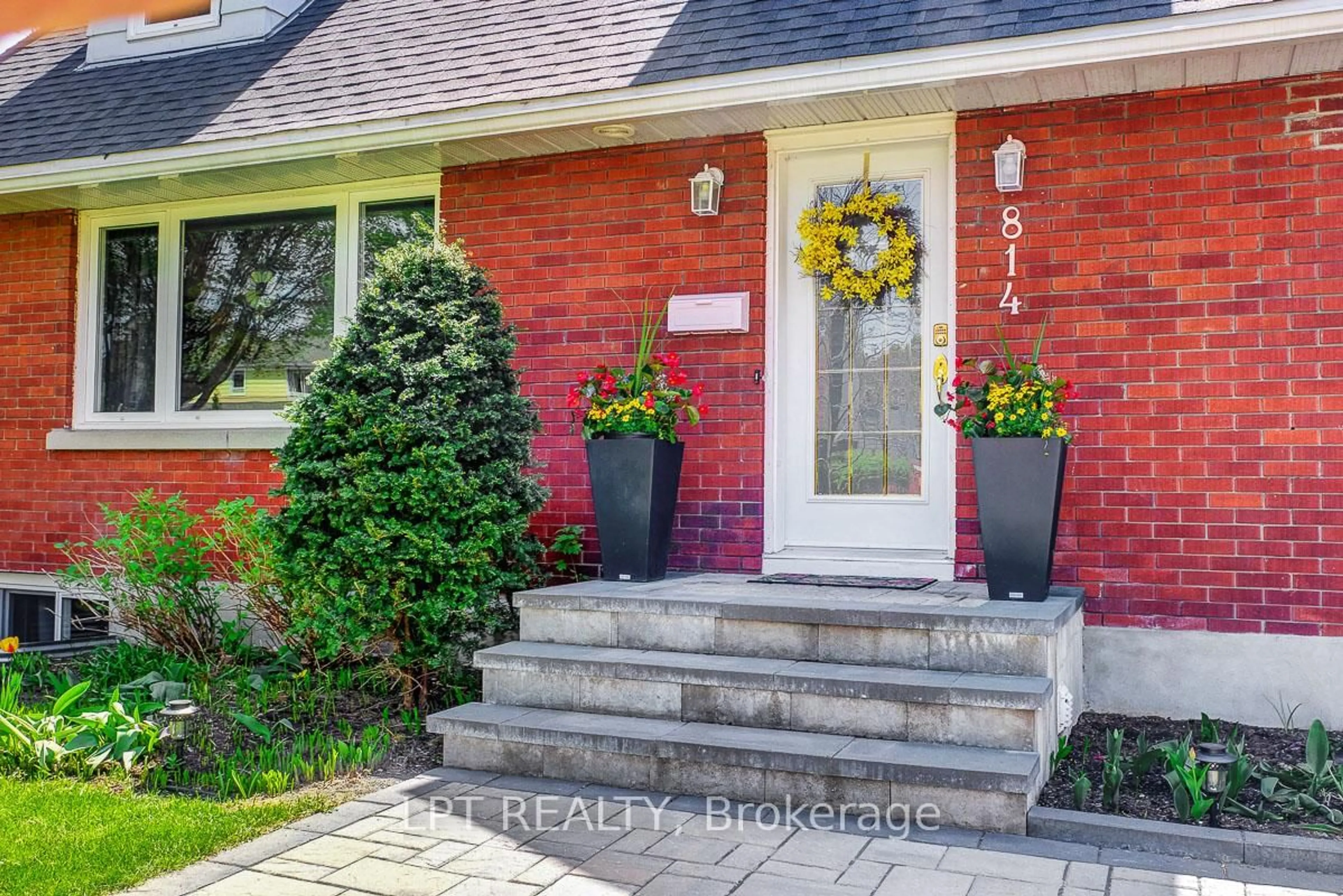 Home with brick exterior material, street for 814 Quinlan Rd, Ottawa Ontario K1G 1S1