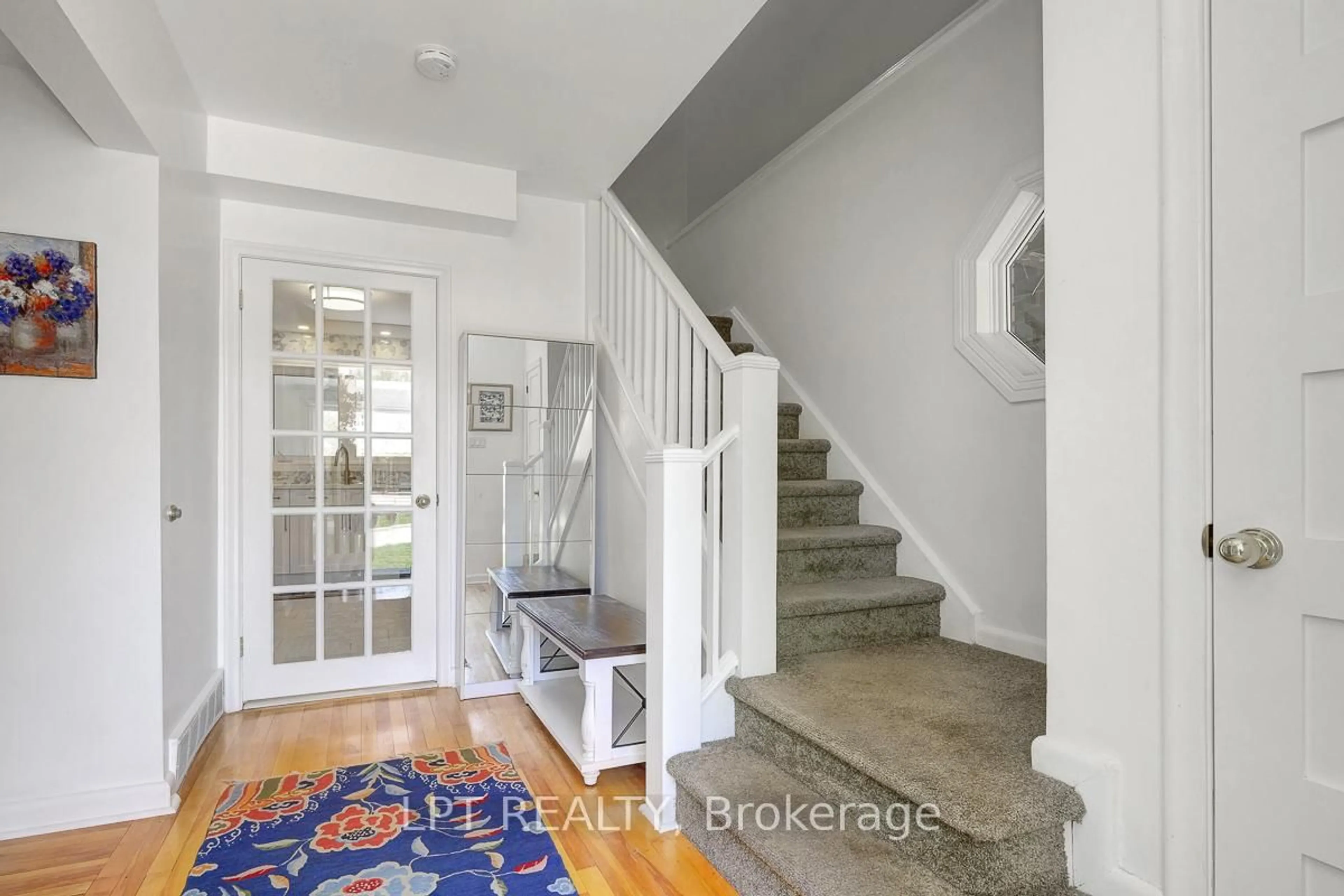 Indoor entryway for 814 Quinlan Rd, Ottawa Ontario K1G 1S1