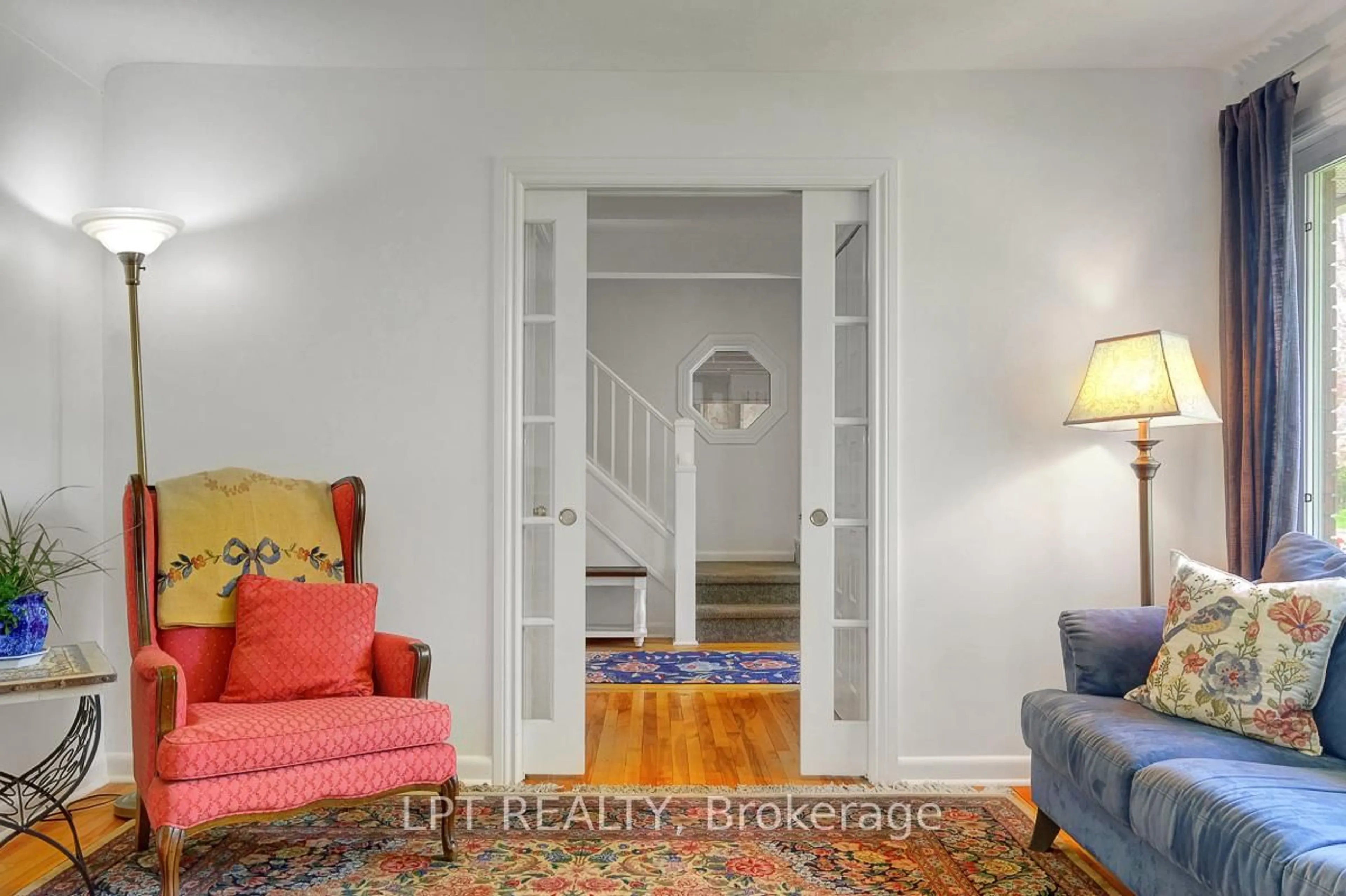 Indoor entryway for 814 Quinlan Rd, Ottawa Ontario K1G 1S1