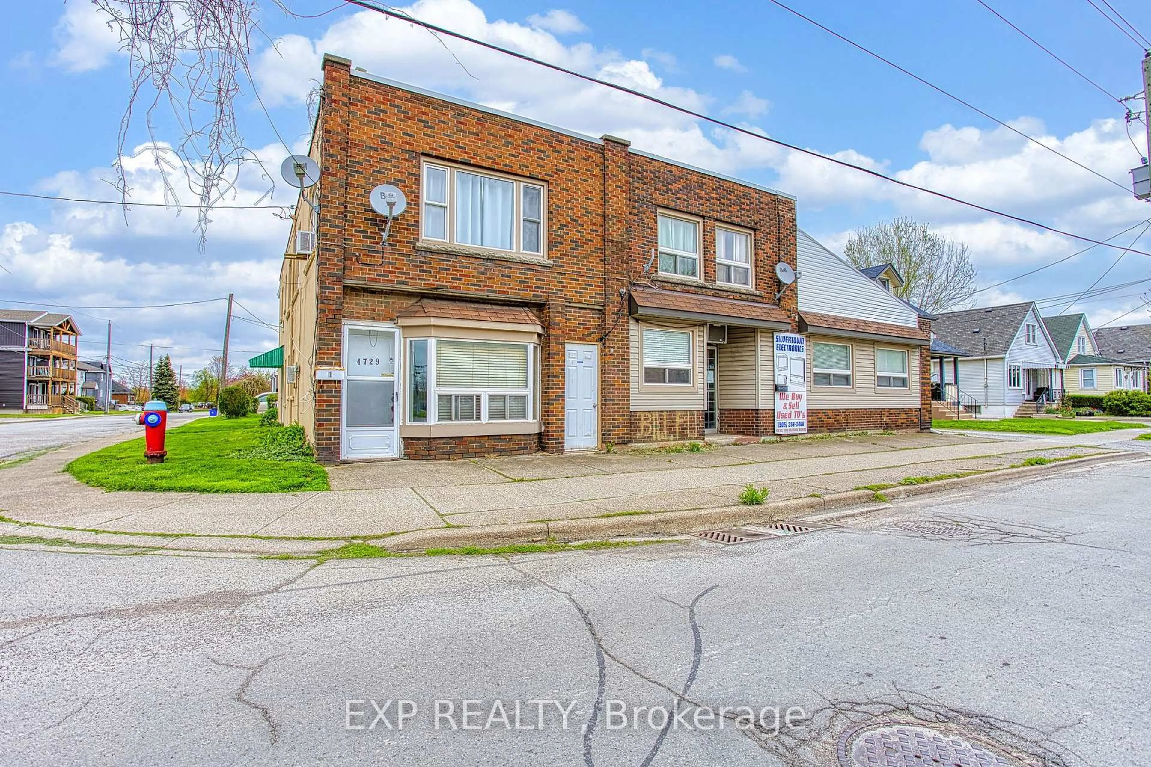 A pic from outside/outdoor area/front of a property/back of a property/a pic from drone, building for 4727-4729 Ferguson St, Niagara Falls Ontario L2E 2Z4