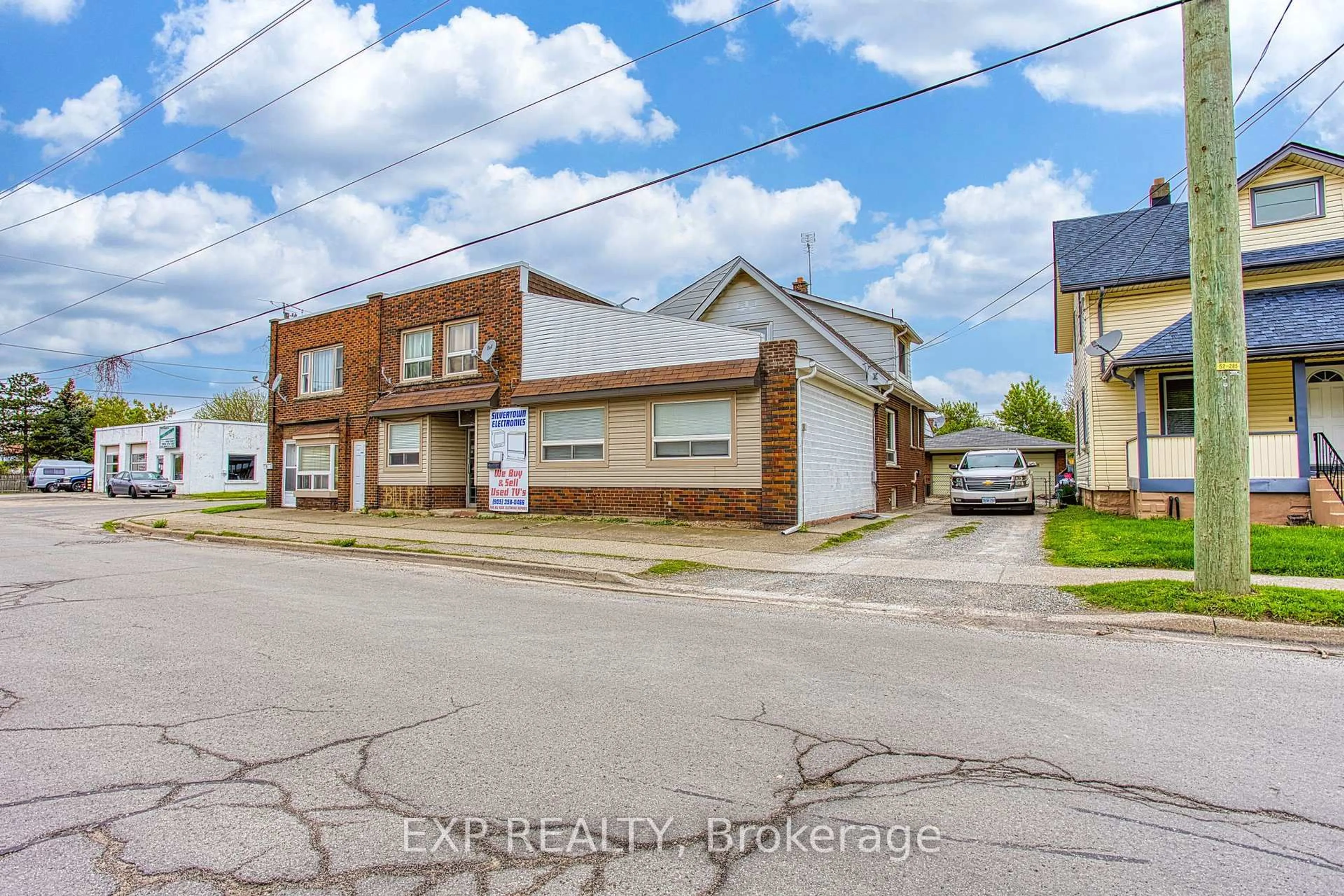 A pic from outside/outdoor area/front of a property/back of a property/a pic from drone, street for 4727-4729 Ferguson St, Niagara Falls Ontario L2E 2Z4
