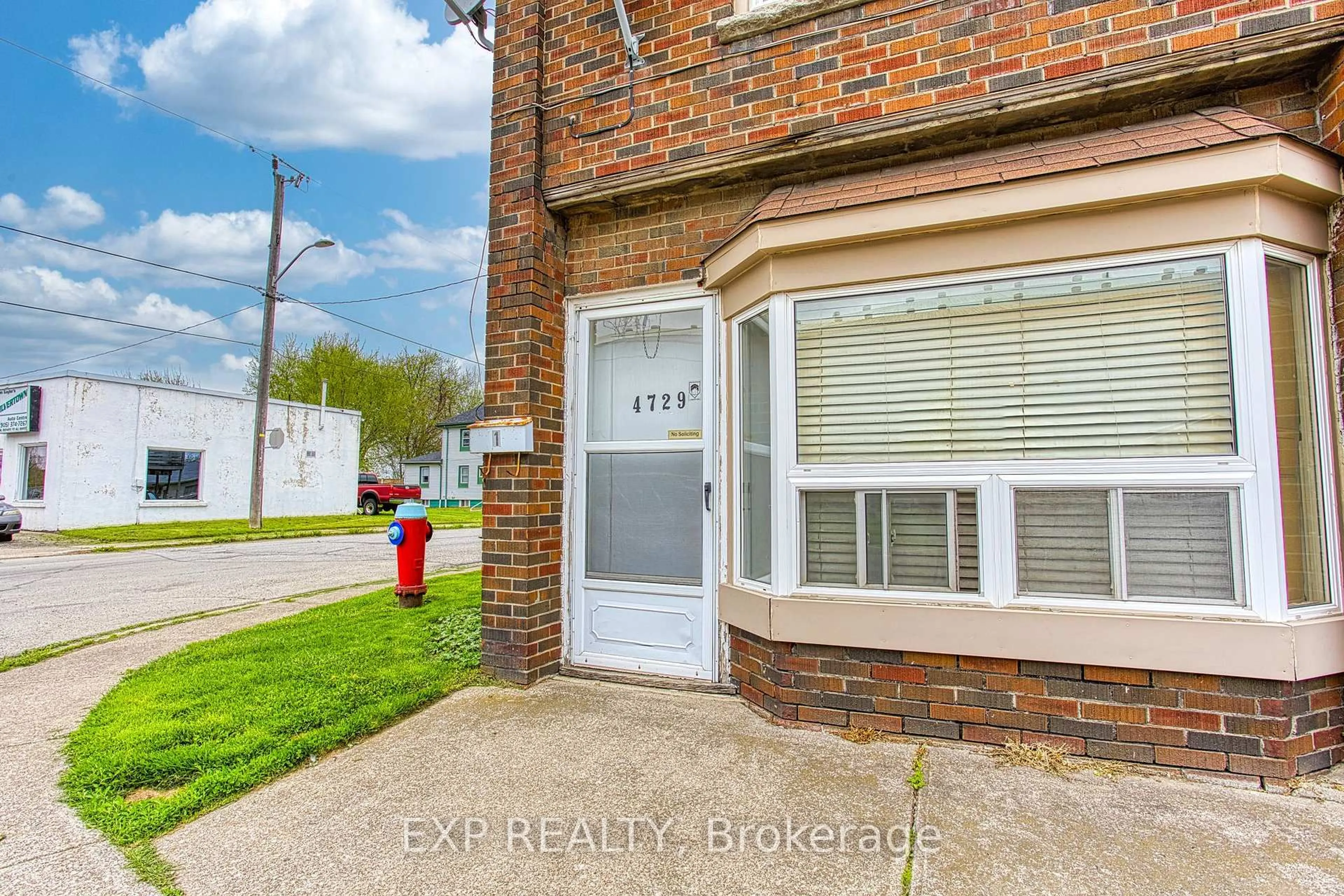 A pic from outside/outdoor area/front of a property/back of a property/a pic from drone, street for 4727-4729 Ferguson St, Niagara Falls Ontario L2E 2Z4