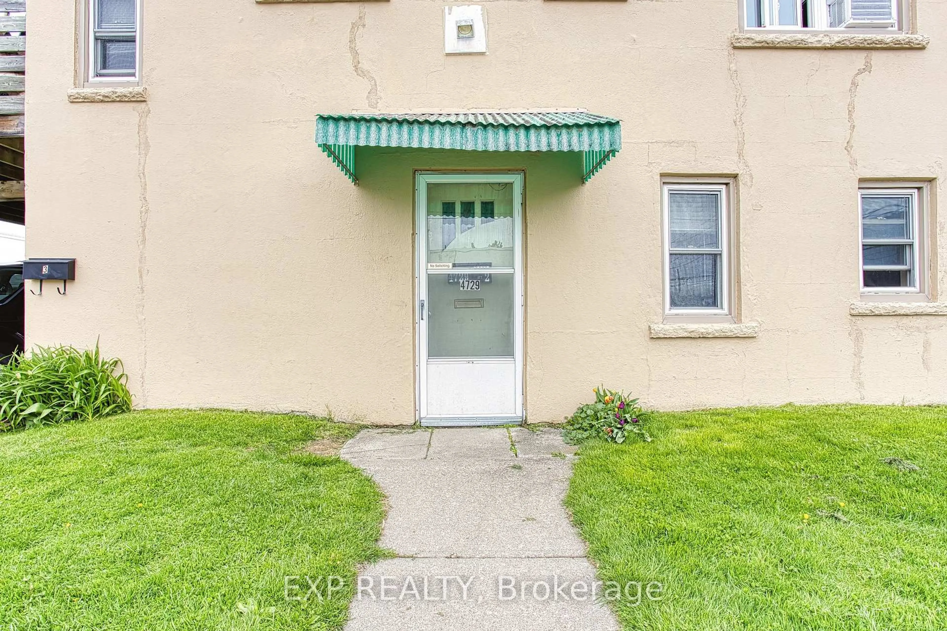 Indoor entryway for 4727-4729 Ferguson St, Niagara Falls Ontario L2E 2Z4