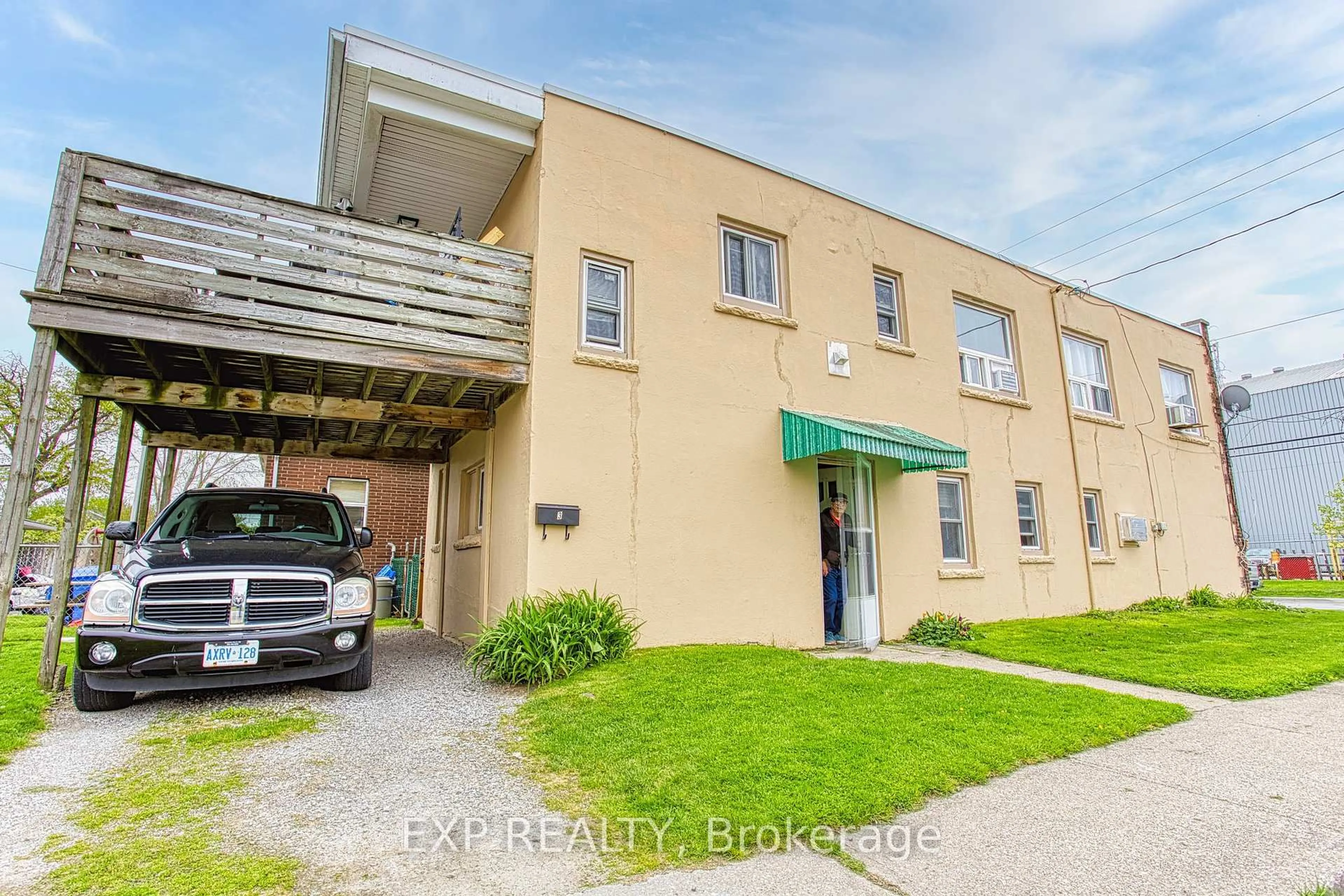 A pic from outside/outdoor area/front of a property/back of a property/a pic from drone, building for 4727-4729 Ferguson St, Niagara Falls Ontario L2E 2Z4
