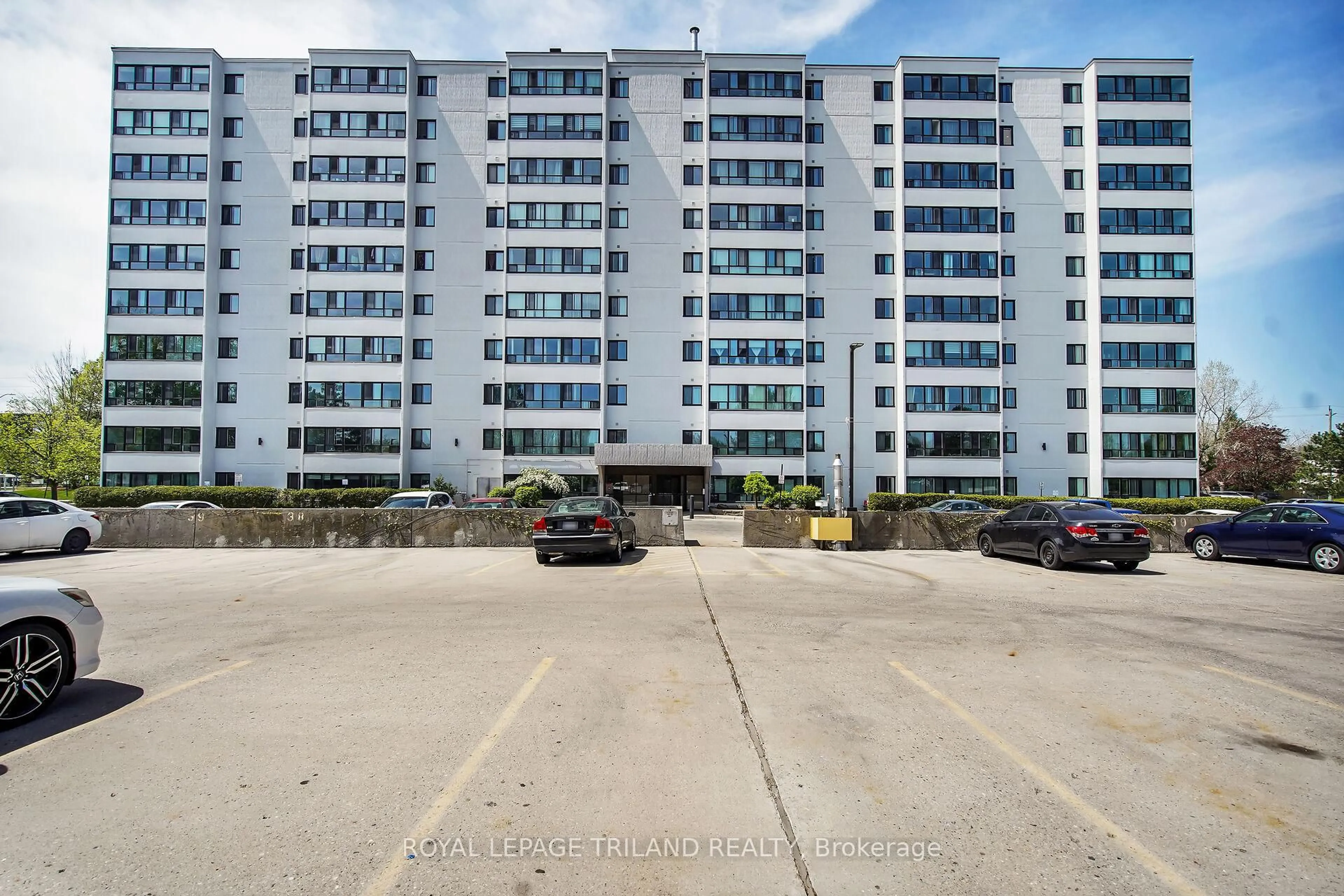 A pic from outside/outdoor area/front of a property/back of a property/a pic from drone, building for 600 Grenfell Dr #208, London North Ontario N5X 2R8