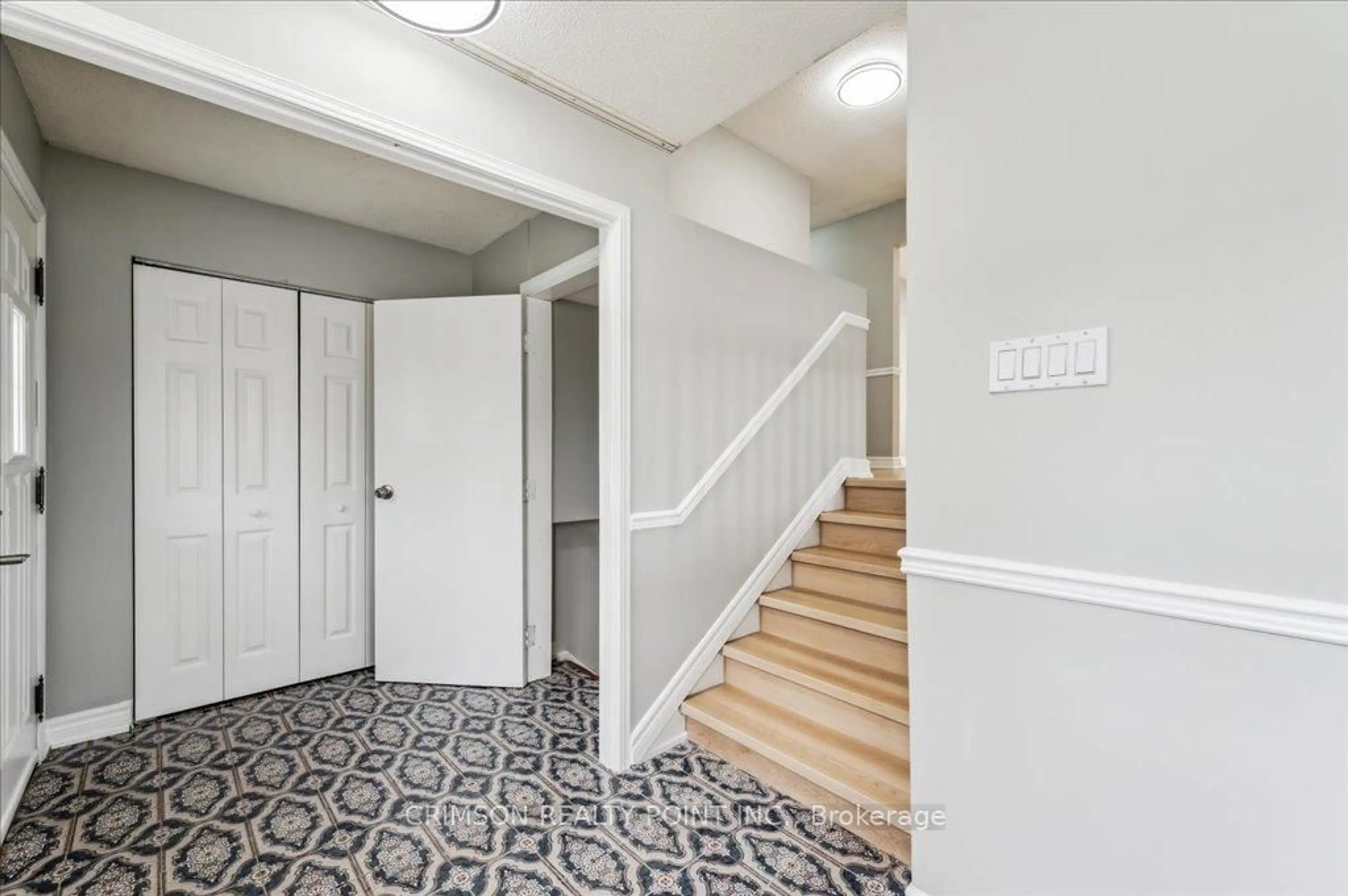 Indoor entryway for 361 Caledon Ave, Hamilton Ontario L9C 3E1