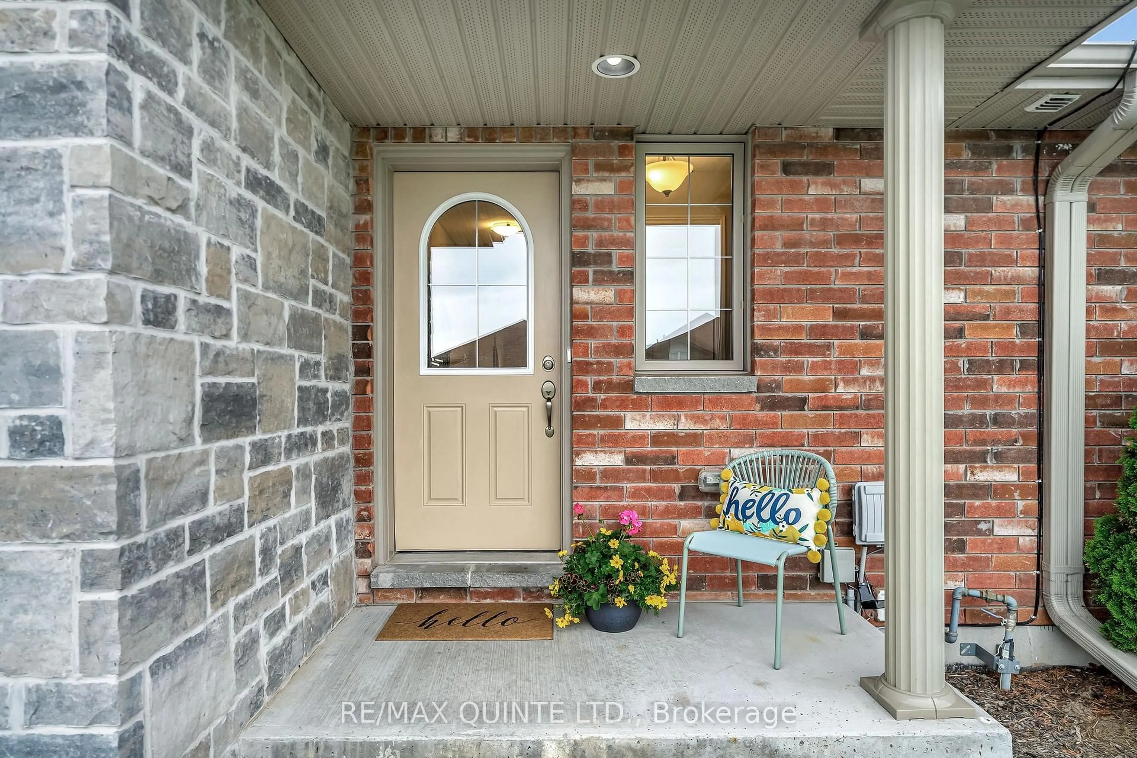 Indoor entryway for 15 Mcintosh Cres, Quinte West Ontario K8V 0E9