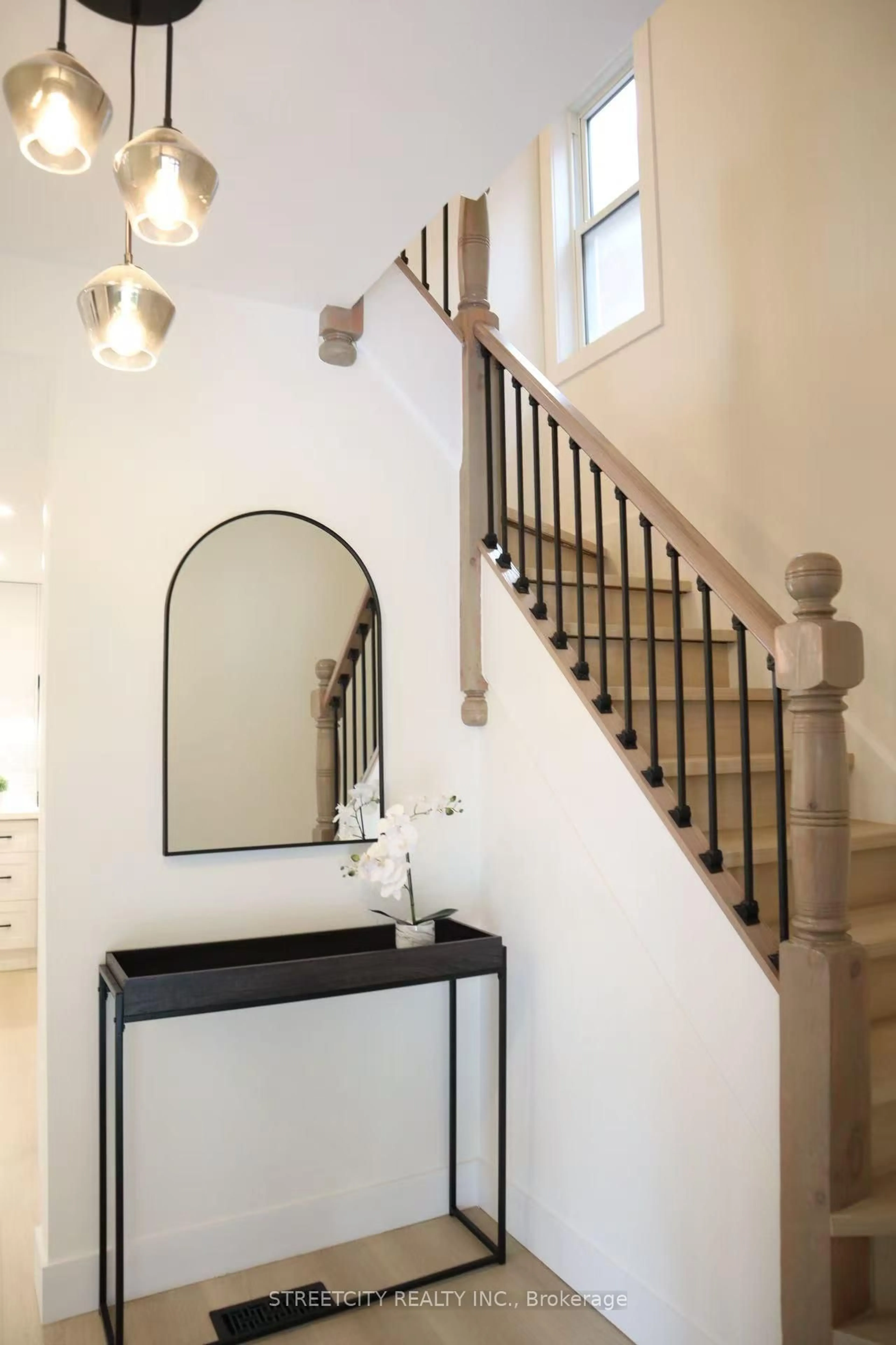 Indoor entryway for 27 East Ave, St. Thomas Ontario N5R 3S9