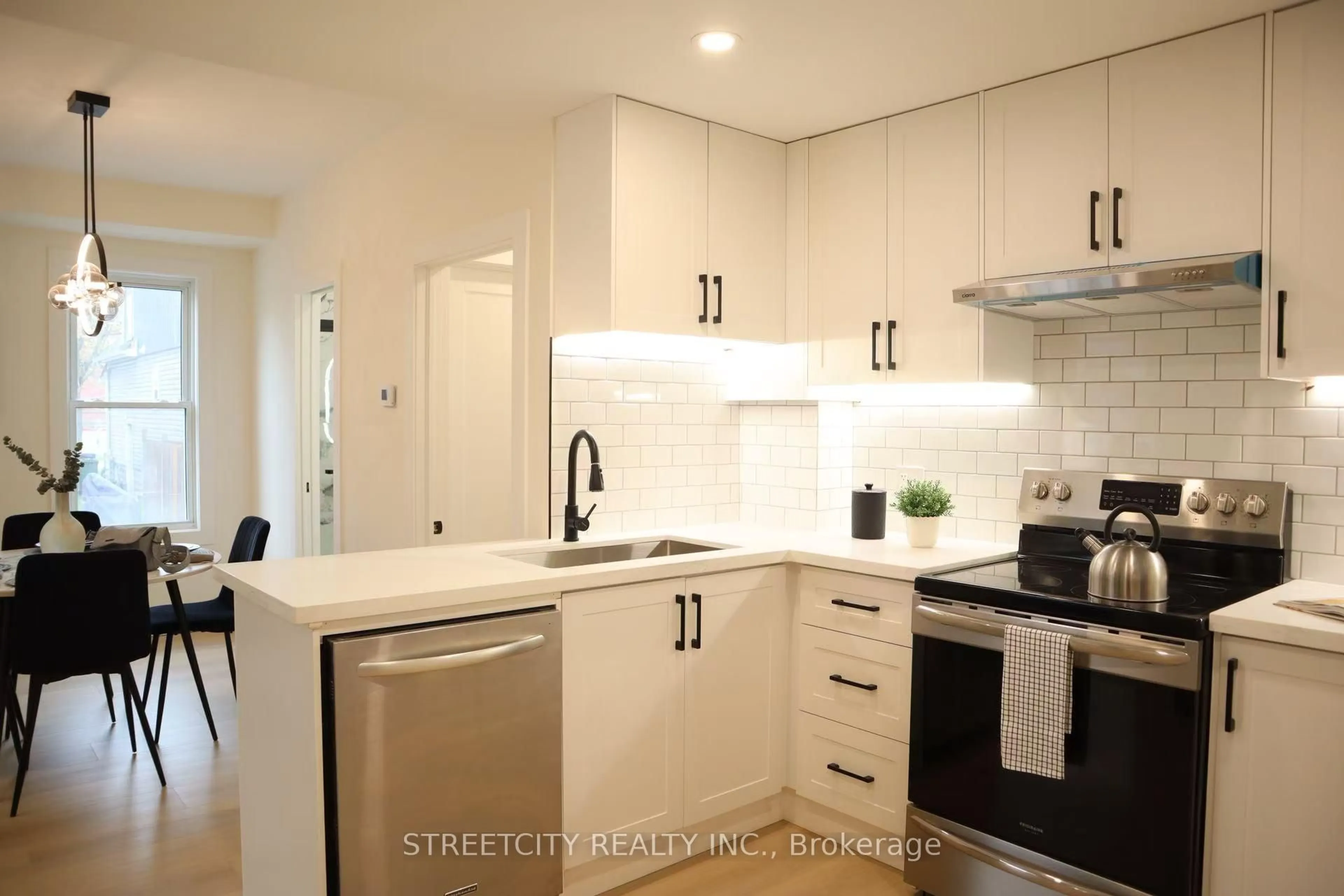 Standard kitchen, ceramic/tile floor for 27 East Ave, St. Thomas Ontario N5R 3S9