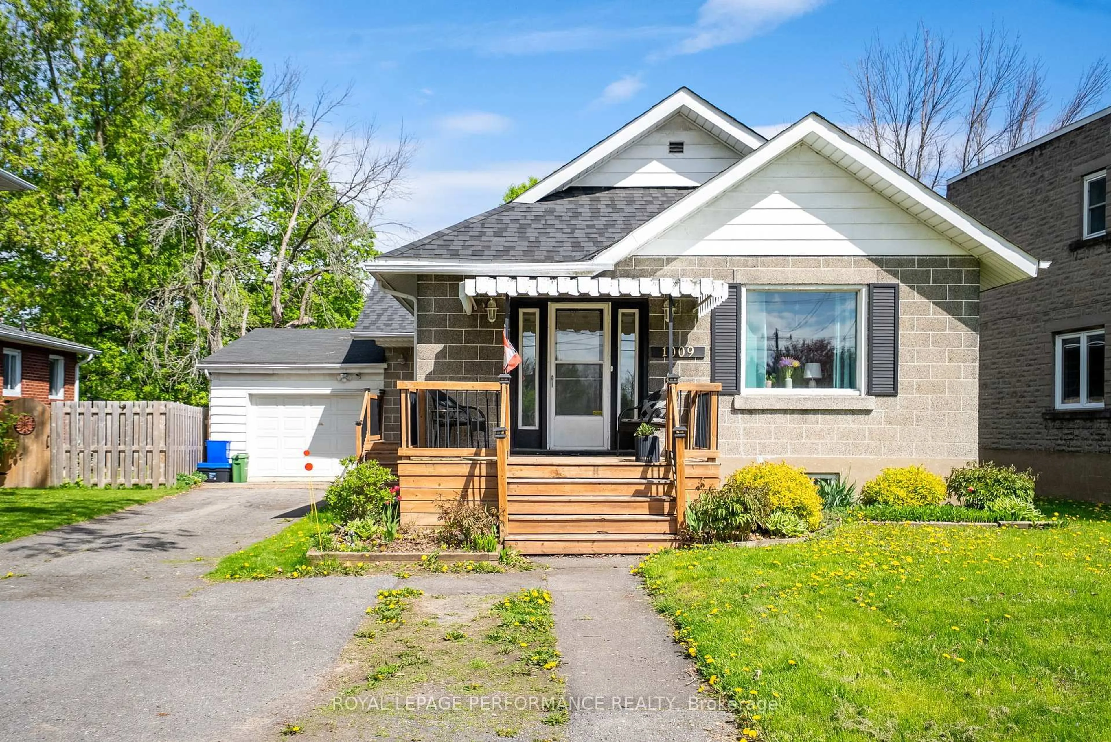 Home with vinyl exterior material, street for 1009 2nd St, Cornwall Ontario K6J 1H8