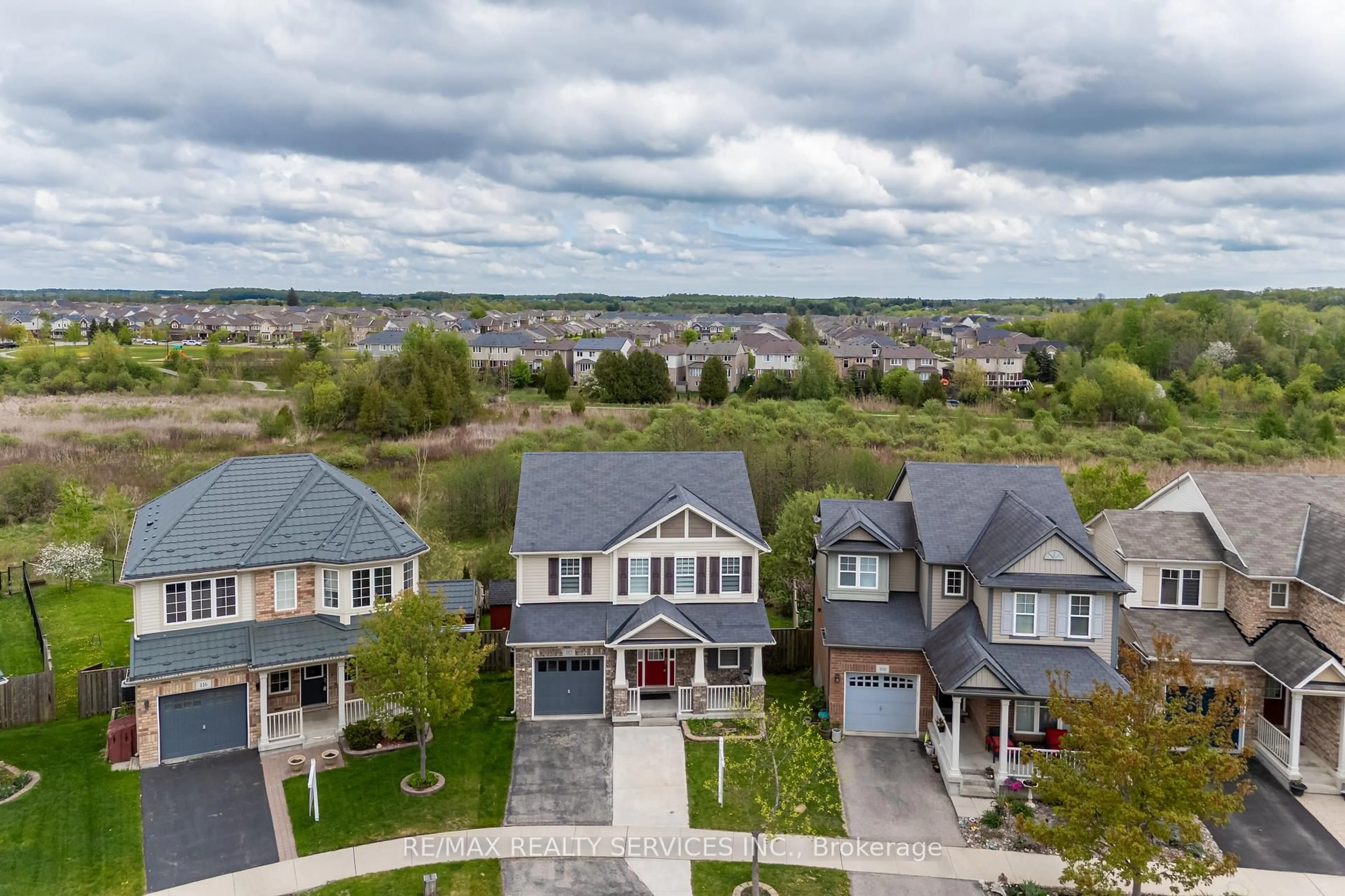 A pic from outside/outdoor area/front of a property/back of a property/a pic from drone, street for 112 Fletcher Circ, Cambridge Ontario N3C 0B6