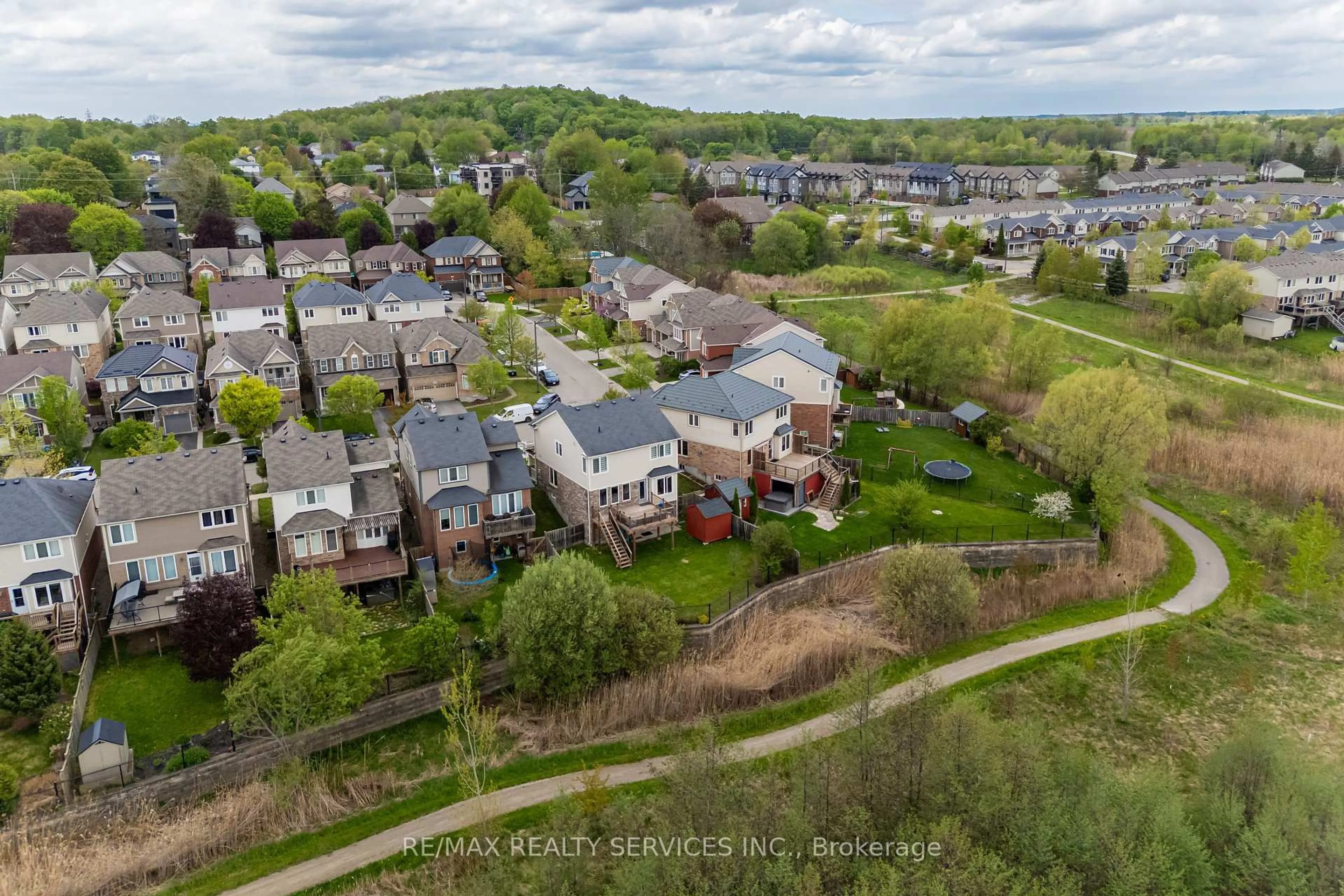 A pic from outside/outdoor area/front of a property/back of a property/a pic from drone, street for 112 Fletcher Circ, Cambridge Ontario N3C 0B6