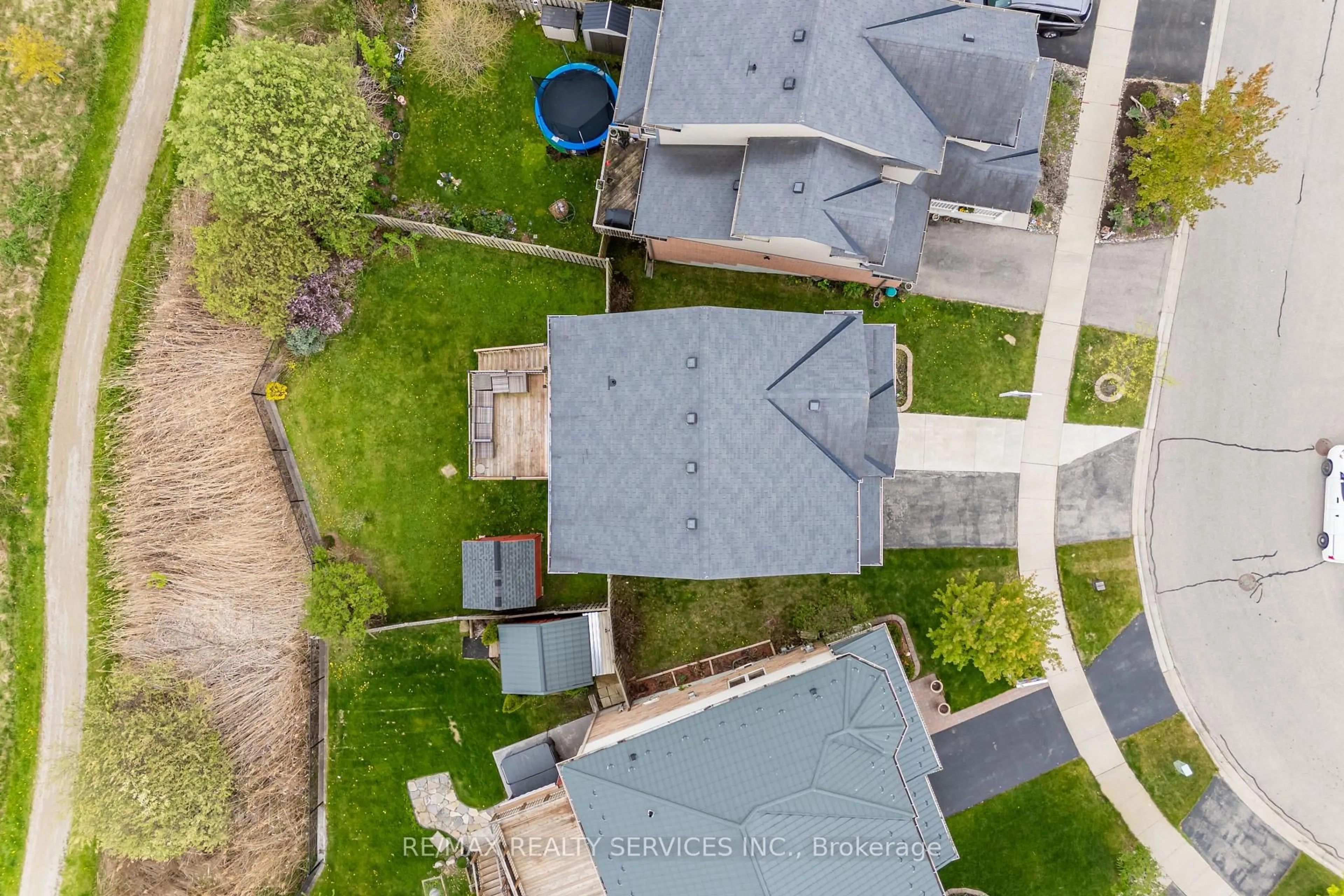 A pic from outside/outdoor area/front of a property/back of a property/a pic from drone, street for 112 Fletcher Circ, Cambridge Ontario N3C 0B6