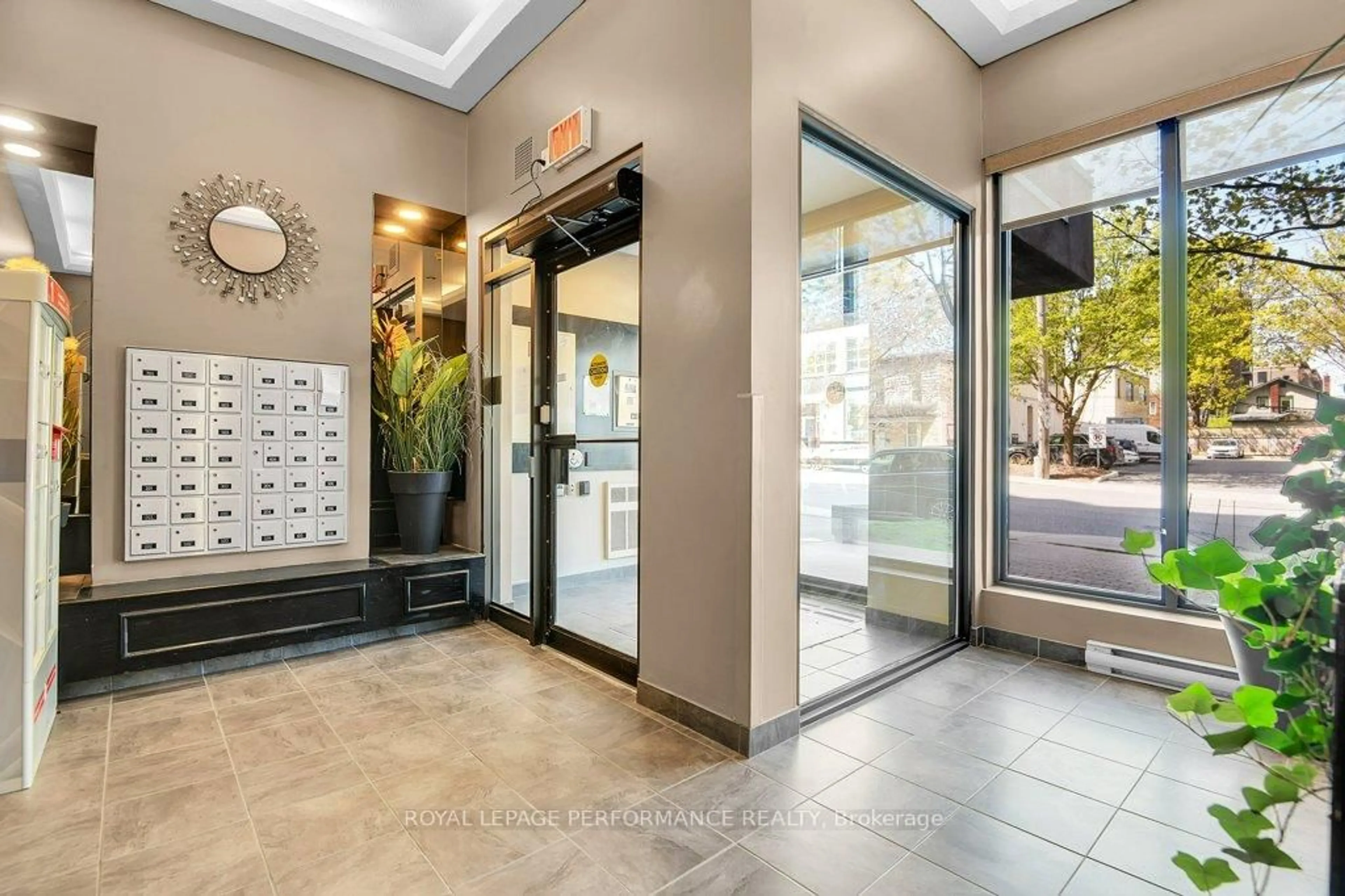 Indoor foyer for 99 Holland Ave #704, Ottawa Ontario K1Y 0Y1